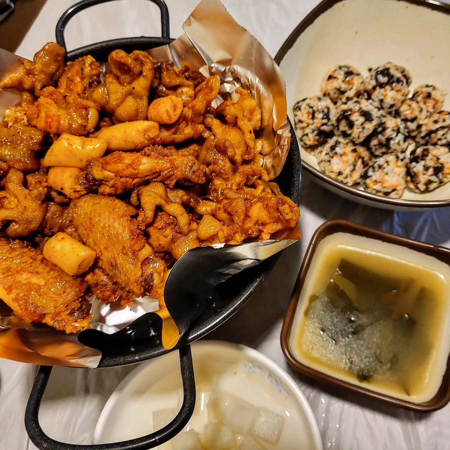 #🍽109

해피뉴이어🎆 새해 복 많이 받으세요🙇🏻‍♀️

오랜만에 돌아와서 소개해 드릴 맛집은 바로!!! 제천에서 닭발 먹을 줄 아는 사람은 다 아는 닭발 맛집 #땡초닭발

저는 개인적으로 국물닭발보다는 숯불닭발을 좋아하는 편이라 정말정말 좋아하는 닭발집 중 한 곳인데요!! 배달로는 정말 많은 분들이 주문해서 드시지만 홀에서 식사가 가능한지 모르는 분들이 꽤 계신거 같더라구요😮 홀에서 술한잔 하시면서 드시는거 완전 가능입니다🙆🏻‍♀️ 홀에서 드실때는 식지않도록 화로를 놔주시니까 식을까봐 걱정할일이 없다는 점도 너무 좋아요👍🏻

닭발집임에도 닭발뿐만 아니라 분식메뉴, 제육볶음, 불날개(날개+봉), 똥집 등 다양하게 먹을 수 있다는 점☝🏻 저는 이번에 방문해서 무뼈스페셜을 먹어보았습니다😋 무뼈스페셜은 무뼈바람+계란찜+주먹밥으로 구성되어있어서 아주 알차더라구요😍

닭발먹다가 닭날개도 같이 먹을 수 있어서 두배로 더 맛난 느낌?! 아직 무뼈바람 안드셔보신분 제발 꼭 드셔봐주세요🙏🏻 

땡초닭발은 매콤한 숯불닭발이 매력적이지만 국물 닭발 좋아하시는 분들을 위해 짜글이 닭발도 있으니 취향껏 즐기시면 될거 같습니당🤩

주먹밥에 닭발 하나 슥 올려서 먹으면 얼마나 맛있는지 다들 아시죠?!🤪
아직 땡초닭발 접해보지 못하신분들 얼른 한번 맛보시는거 어떠세요?!🔥

🎈땡초닭발
🎈충북 제천시 명륜로 15
🔉 17:00 영업시작