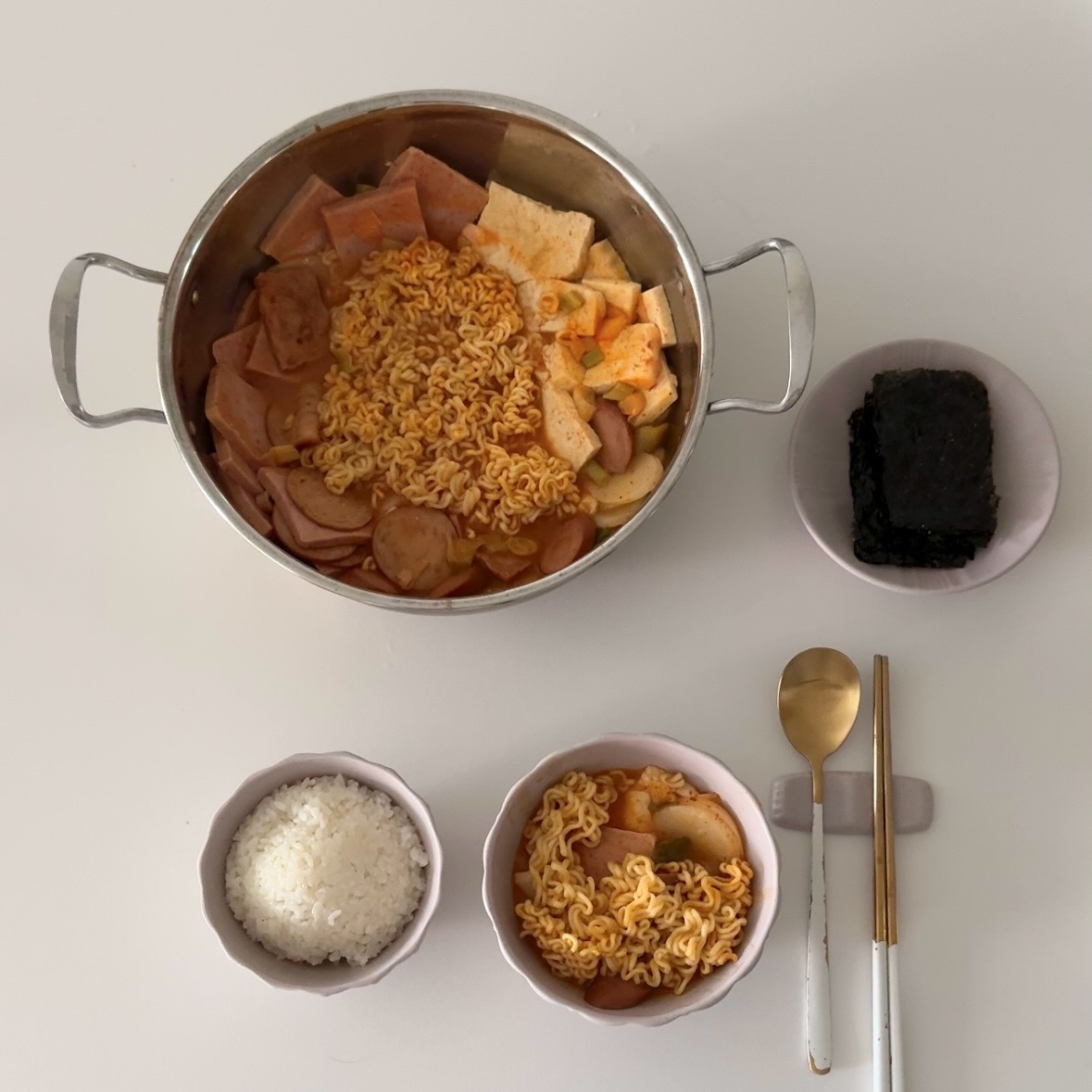 #협찬 
부대찌개 좋아하는 사람🙋🏻‍♀️
부대찌개 핵심은 푸짐한 소시지.ᐟ
맛있고 쫄깃한 소시지와 햄이 듬뿍 들어가 있어요

느끼하지 않고 진하고 깊은 맛의 국물과 함께
3가지 종류의 소시지를 다양하게 즐길 수 있어요

라면사리, 야채, 치즈 등을 넣어주면
식당에서 먹던 부대찌개 맛을 그대로 느낄 수 있어요

✓야식이 땡길 때
✓캠핑 갈 때
✓뜨끈한 국물이 생각날 때
✓맛있는 음식 먹고 싶을 때

#부대찌개 #밀키트 #부대찌개밀키트