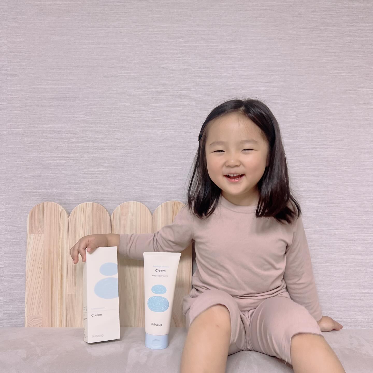 #협찬 받은 베베숲크림
⠀
⠀
벌써부터 너무 건조해서 피부가 바짝바짝
마르는 느낌을 받는건 다솜이네 뿐일까요 T_T
⠀
워낙 건조한 피부라 가을부터 보습에 엄청
신경쓰고 있는데 왠만한 로션들은 바를때만
반짝 채워주고 금방 다시 건조해지곤해서
주기적으로 덧발라주거나 목욕후에 오일을
사용하곤 했었는데 이번에 만나본 베베숲크림은
무려 100시간 동안 촉촉함을 잡아주는 고보습
캡슐이 포함된 크림이라 발림성도 좋지만
보습력도 아주 맘에 들어요 .ᐟ 
⠀
바를때마다 캡슐이 스르르 녹으면서 
피부에 스-윽 흡수되는걸 보면서 다솜이도
신기해서 내가 바를래 내가 발라볼래 하면서
피부관리에 아주 적극적인 베이비가 되었어요💫

⠀
⠀
#아기피부고민 #베베숲 #아기로션 #아기크림 
#아기화장품 #유아화장품 #아기피부관리 #아기피부
#베베숲크림 #육아필수템 #출산준비물 #순한아기로션