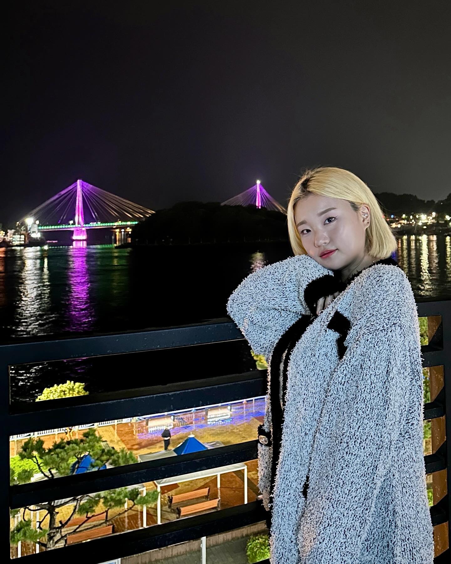 #숙소제공 여수 야경 맛집 바로 요기🌉 

남자친구와 기념일을 맞아 여수 밤바다 야경 맛집 keywestresort 에 다녀왔어요~ 제가 방문한 객실 타입은 ‘프리미어 오션‘ 기가 맥힌 테라스 오션뷰와 최대 5인까지 수용 가능한 널찍한 룸이에오🌊다양한 룸 타입이 있어 여행 컨셉에 맞춰 룸 고르기 쌉가눙!
 
여수! 하면 낭만포차와 이순신 광장이 떠오르지요💭
키웨스트 리조트는 이 두 곳과 매우 근접한 위치에 있어 접근성이 최고였어요👍 테라스에서 바라보는 오션뷰는 힐링 그 자체,, 테라스에 앉아서 물멍 때리면서 한 잔 적시면 이게 바로 행복 아입니까,,💗뷰와 접근성 두 마리 토끼를 다 잡은 리조트🐰

1층에는 편의점이 있어 이것 저것 구매하기 편했고 2층에는 오락실과 코인 노래방이 있어서 즐길거리가 다양하더라구요~ 편의시설과 오락시설도 놓치지 않은 점 아주 합격🏅

루프탑에는 바베큐 시설과 수영장이 있었는데 수영장은 시즌이 종료된 상태였고 바베큐는 비가 와서 하지 못했어요🥹직원 분들도 모두 친절하시고 꼼꼼히 안내해주셔서 수영장 개방하는 시즌에 또 방문해 물놀이도 하고 바베큐도 즐기고 싶다는 생각이 절로 들더라구요☺️

여수에서 위치 좋고 뷰 맛집인 리조트를 찾으신다면 바로 요기 #키웨스트리조트 로 오세요🤗 

📍전남 여수시 이순신광장로 139 키웨스트 리조트
🚗리조트 투숙객 무료 주차 가능
✔️어메니티 제공 ✔️취사 가능

#키웨스트리조트 #여수밤바다야경맛집 #여수펜션 #여수야경펜션 #여수밤바다펜션 #여수오션뷰펜션 #여수 #여수여행 #여행스타그램 #숙소협찬 #협찬문의