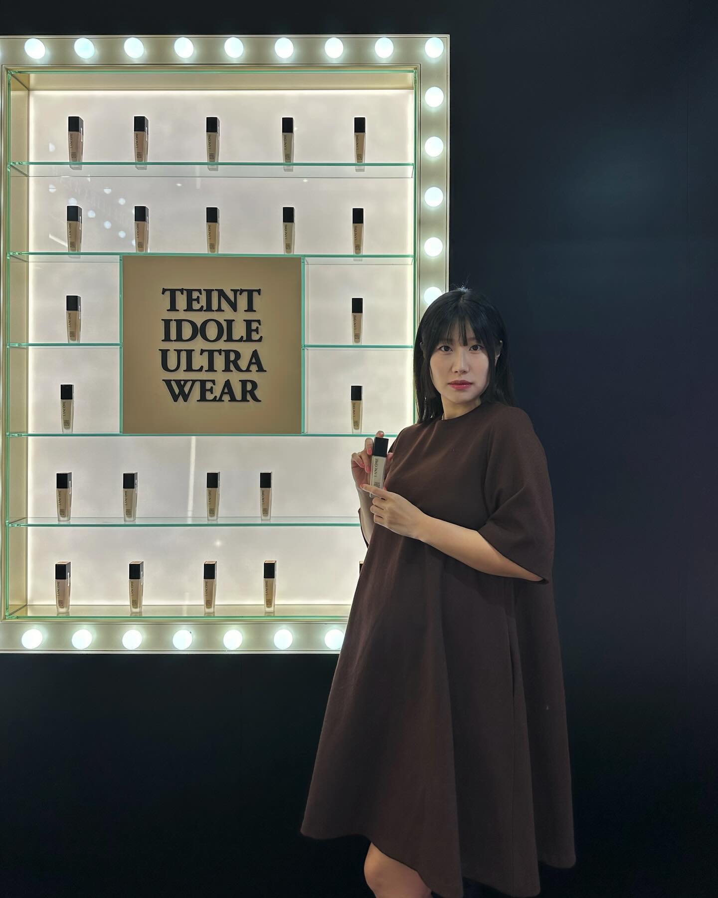 #단순초청 6년만에 새롭게 돌아온 랑콤 NEW 뗑 이돌 스튜디오 팝업 𖤐⋆⁺₊⋆ 스킨케어 세럼이 함유되어 한층 더 업그레이드되어 편안한 롱라스팅 세미-매트 피부 표현이 가능한데요, 내 피부인듯 화사한 피부표현이 가능해요!  24시간 다크닝없이 유지되는 롱라스팅 파운데이션 테스트해보세요 •*･.｡❥ 

성수동 오우드에서 4/6~4/10까지 ‘NEW 뗑 이돌’ 가장 먼저 만나볼 수 있는 뗑 이돌 스튜디오 팝업 이벤트 꼭 방문해보세요~! EXPERIENCE ZONE과 MAKE UP STUDIO ZONE, PHOTO SPOT ZONE 등 다양한 이벤트 존까지 꼭 경험해보세요!

#랑콤 #뗑이돌파데 #뗑이돌세미매트 #숨쉬는파데 #뗑이돌스튜디오