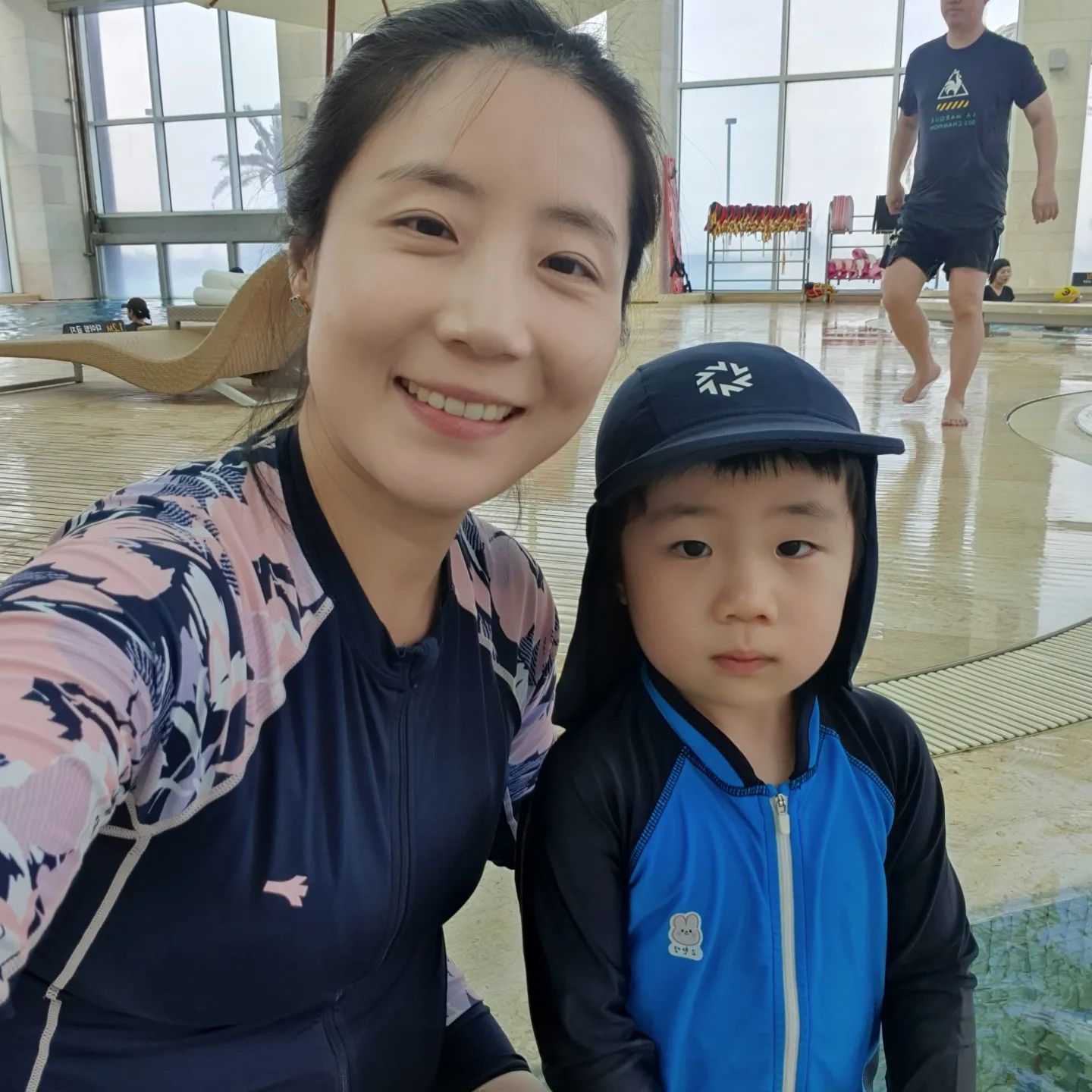 해비치 호텔 정말 다 좋은데
제주 바람이 너무 강해서
야외 수영장을 오픈 안하네요😂 
아쉽다 아쉬워
유아풀이 깊지않고 차갑지않아서
팡돌이가 잘 놀아주었어요❣️
이제 물에 대한 두려움이 조금 줄었나봐요!
장하다 울아들👍
#제주해비치호텔
#해비치호텔수영장