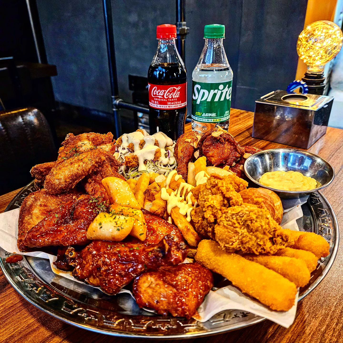 💓비쥬얼 맥스였던 철인7호치킨 소개할께 꿀꿀 🐖 

💓치킨 비쥬얼보고 와이프와 함께 엄지척 했던 곳이야 꿀꿀 🐖 

💓철인3종 메뉴에 난리세트(양념감자, 샐러드 치킨) 추가하연 엄청 혜자스러운 조합이 되 꿀꿀 🐖 

💓치킨시키면 탄산 1개만 시키는데 2가 시키는 마성의 치킨이야 꿀꿀 🐖 

💓고추장 베이스에 맵달인 양념치킨이 정말 맛있었어 꿀꿀 🐖 

✔️상호 : 철인7호치킨 수완직영점
✔️주소 : 광주 광산구 장신로64번길 11 101호
✔️연락처 : 0507-1381-7175
✔️영업시간 : 매일 16시 ~ 익일 02시

😍추천메뉴
철인3종세트 23,000원 + 난리세트 2,000원

#광주치킨#수완지구치킨#광산구치킨#수완지구치킨맛집#광주치킨맛집#철인7호치킨