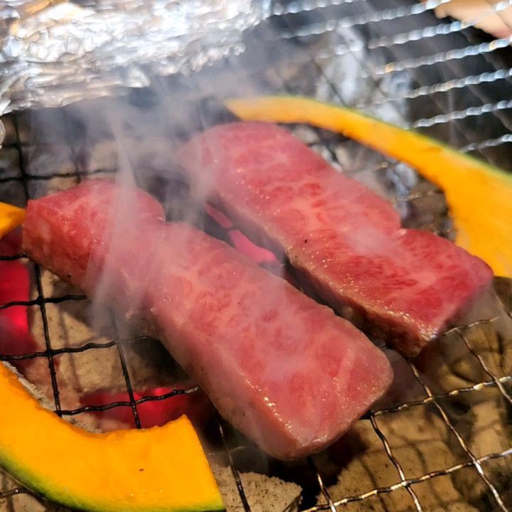#협찬
우마카세 맛집 #우시야청담점 다녀왔습니다.

요즘은 오마카세보다 우마카세죠 🤗

맛있다고 소문이 자자한
우마카세 #우시야 청담점으로왔어요🙂

저희는 우시야코스B 2인으로 주문했어요

역시 한우오마카세답게 
진짜 다채로운 부위로나오더라구요.
육사시미부터 시작해서 우설 등심 채끝..꼬리구이까지 
총 9가지 다른부위의 고기를 정성스럽게 내어주셨어요😘

쉐프분이 앞쪽에서 손수 고기를 설명해주시고
구워주시는 방식이라 너무 편하고 
고기가 맛있을때 딱 먹을수 있더라구요❤
 
진짜 고기 하나하나 거를게하나없이🥩
너무맛있더라구요 ❤
문제가있다면 사르르녹아없어지는게 문제 😍

꼬리구이는 진짜 처음보는 비주얼이었는데
쫄깃하니 엄청맛있었어요.🙂

분위기도 차분하고 너무좋아서
데이트하기에 완전 안성맞춤이에요😊

마지막으로 
솥밥에 고기듬뿍 들어간 찌개가 나오는데
너무 맛있어서 찌개를 완뚝 해버렸어요😊🍲

하이볼한잔에 정성스럽게 구워주시는 고기
같이먹으니 극락이 따로없더라구요 😊

데이트코스 고민중이신분 
여기한번 가보시는거 추천해요🙂
맛,분위기,양까지 갓벽🙂

#강남 #청담 #청담맛집 #강남오마카세 #강남한우오마카세 #청담동 #청담동맛집 #한우오마카세 #청담오마카세 #청담동오마카세 #우시야 #우시야청담점 #스토리앤체험단 #스토리앤 #출출할때 #먹스타맞팔 #맛스타 #먹스타그램 #맛스타그램 #먹팔맞팔 #맞팔환영 #먹팔반사 #맞팔환영 #좋반