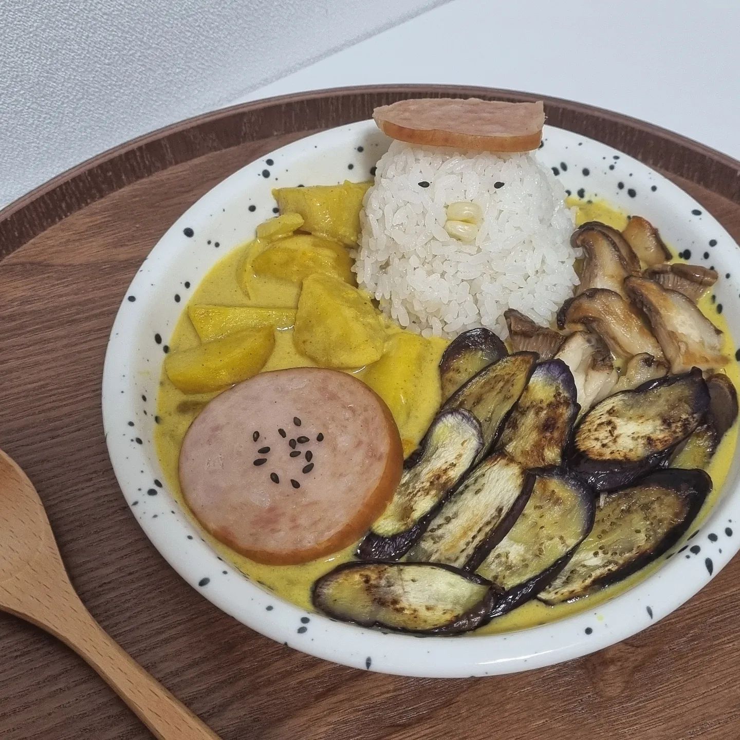 카레 온천에 간 심술 오리
뚱-

코코넛 향이 살짝 가미된 부드러운 크림 카레
하지만 매콤칼칼한 게 역시 맛있다
부드러운 카레 불호!!!!

귀여워서 우째 먹냐
는 무슨 바로 뿌수기