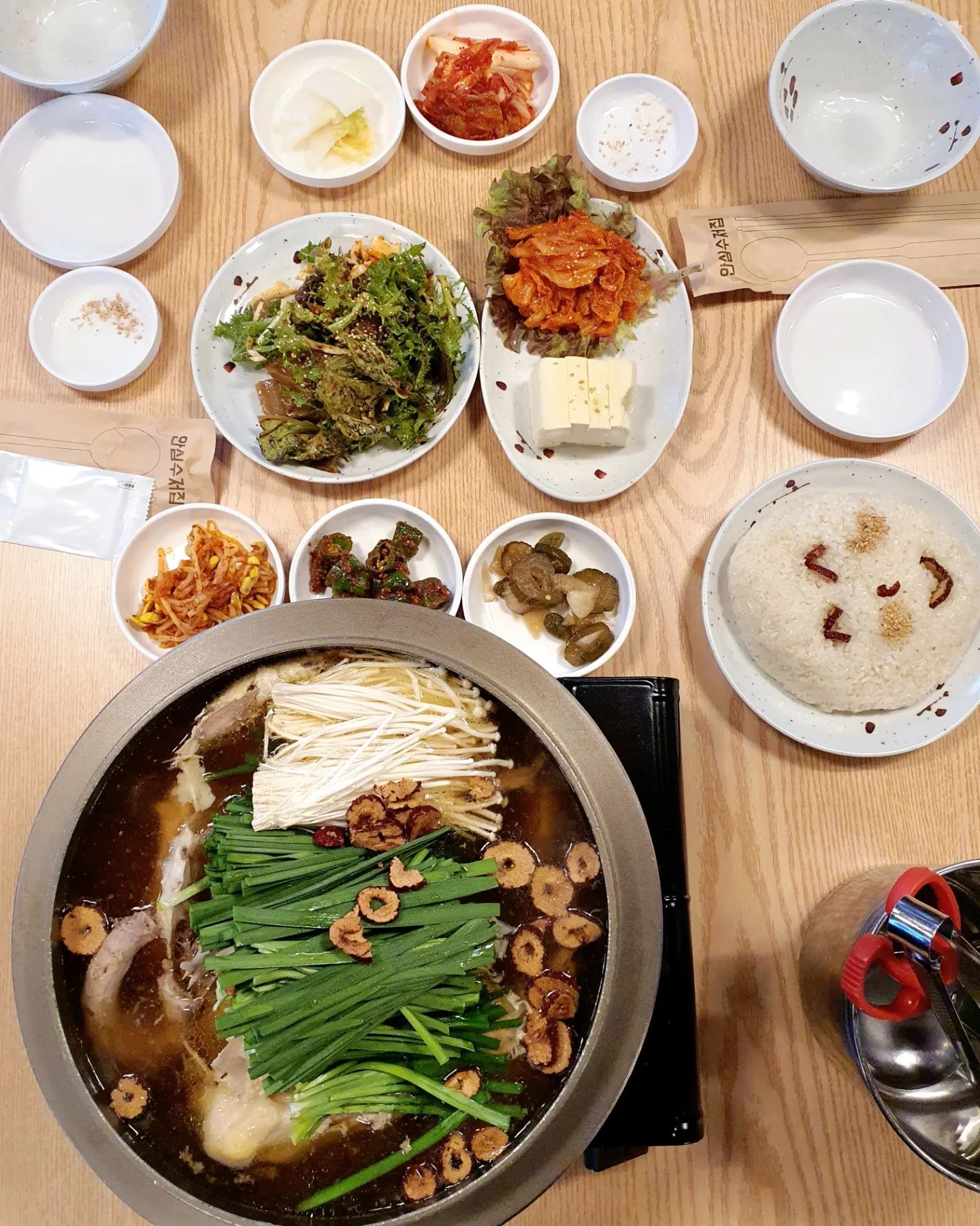 #남한산성맛집

남한산성_ 🌿"여기로와 유장원"

겨울 등산 후, 먹는 뜨끈뜨끈한 #백숙 은 
"국룰"!! 이잖아요~
오랜만에 남한산성으로 가벼운 등산 겸 드라이브 갔다가 몸보신하러 
#닭백숙 맛집 _여기로와_🌿 에 다녀왔어요~😆

#한방백숙 을 시켰는데,
몸에 좋은 한방백숙의 약재향이 전 그렇게 좋더라구요.
백숙을 시키면 #도토리묵 과 #두부김치 도 밑반찬으로 나오는데 두부김치가 따뜻하게 나와서 더 맛있어요~!
백숙 고기가 엄청 실하고 진짜진짜 부들부들한 게 정말 넘나 맛있~‼️ 완전 내 스탈~!😍
국물도 약재향과 어우러져서 진하면서 깊은 맛에 죽까지 끓여 먹으니 몸에서 열이 올라와 엄청 막 건강해지는 느낌이~
양도 엄청 많아서 두 명이서 가면 배부르게 먹고도 남더라구요. 

사장님도 친절하시고 분위기도 따뜻하고 아늑한 
든든한 #보양식 1등! 💯
 #남한산성백숙 맛집 ❗️_여기로와_
여기 진짜 완전 강추강추💢에요~!!
.
.
.
.

🏠 주소 : 경기도 광주시 남한산성면 남한산성로 759 
*본 포스팅은 모두의체험단을 통해 제품 또는 서비스를 제공받아 작성된 글입니다.
#오리백숙 #누룽지백숙 #간편밀키트 #백숙밀키트 #삼계탕