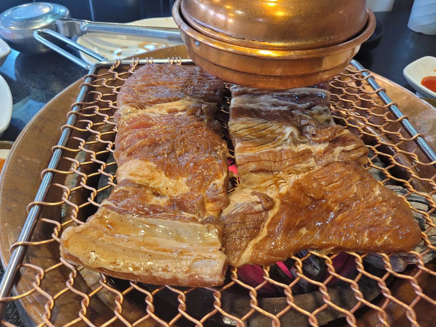 오늘의 맛집

논산 갈비집추천해요

🔥🔥🔥화로본갈비🔥🔥🔥

근처 일있어서 갔다가 3시인데도 사람이 진짜진짜 많아서 음식이나오는데 시간이 초금 걸렸어요ㅜ

하지만 고기는 진짜 맛있다는거
저는 돼지갈비 3인분에 된찌에 공기밥 추가해서 먹었어요

고기도 직접구워주시고 저희는 그냥 수다 떨다가 맛있게 먹어주면 됩니다!!

밑반찬또한 맛있어서 리필요청하구
논산가실일 있으시면 한번은 꼭 가시는걸 추천해요

후식으로 아이스크림도 있어요
어릴때 외식하고 나면 식당에 있던 아이스크림인데 옛날생각나서 너무좋아요ㅜ
저 있는지역은 이제 없어요ㅠㅜㅜ

근처에 이거저거 구경할거도 많고 맛집도 많인 식사 다하고 구경할겸 소화시킬겸 걸어다녔는데 그것도 재미있더라구요

주소-충남 논산시 중앙로398번길 9
전화번호-0507-1492-8592