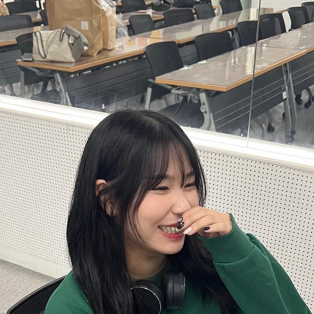 서여정 | 𝐘𝐄𝐎𝐉𝐄𝐎𝐍𝐆 on Instagram: "#협찬 @1rony9orno_official 교복처럼 입을 수 있는 맨투맨 ✨ ➡️ POLY 27% COTTON 73% ➡️ 어깨선을 자연스럽게 드롭시킨 세미오버핏 실루엣 ➡️ 코마