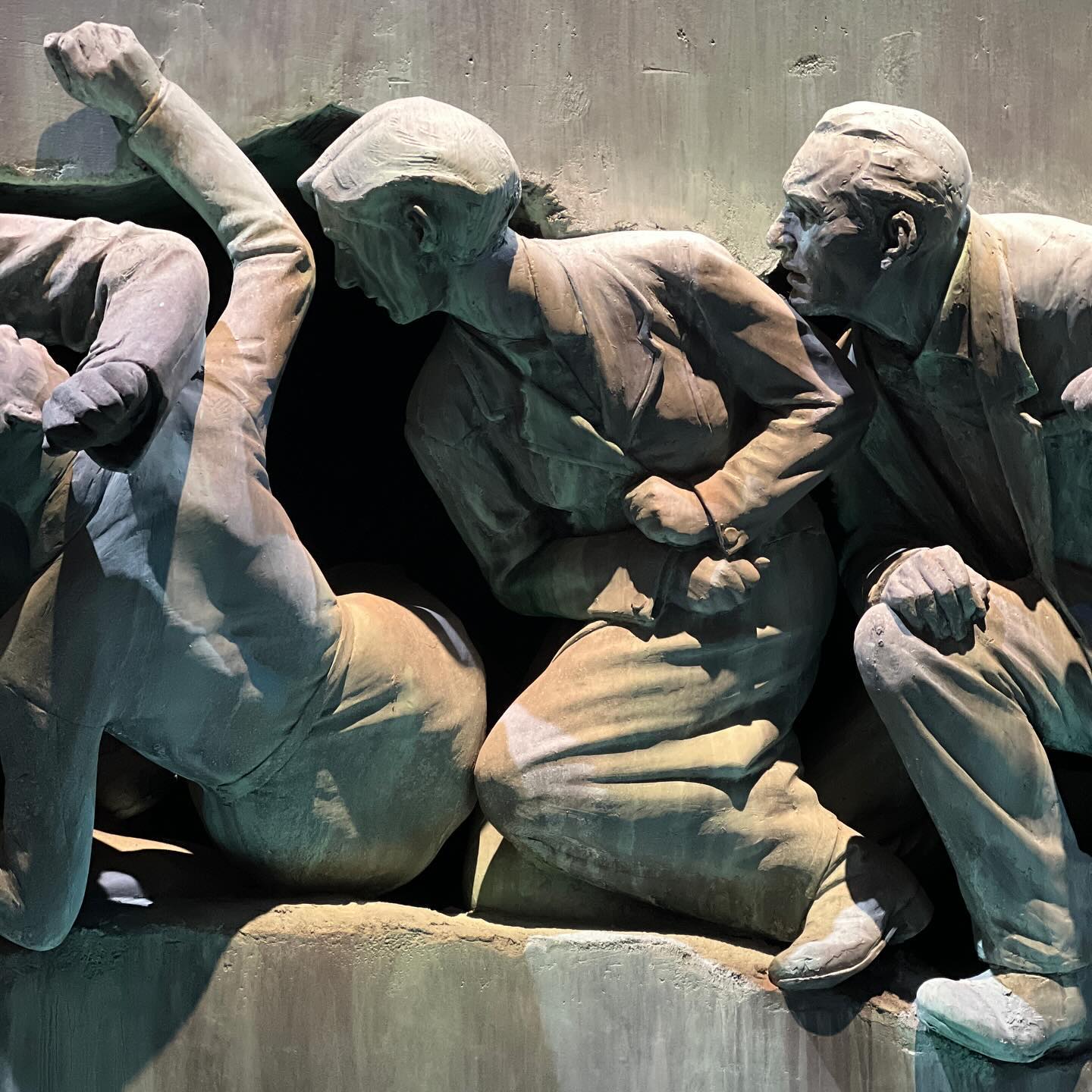 상황이 상황인지라 긴장하고 일하고 있는 와중에
시간을 쪼개 문화의 날에 머리 비울 겸 해리포터 스튜디오에 다녀왔다

세상에 다 까먹은줄 알았는데 장면들이 새록새록 기억나서 놀랍고
가장 좋아하는 내가 나를 구하는 신을 다시 보고 싶군🥹

루모스🔥🔥