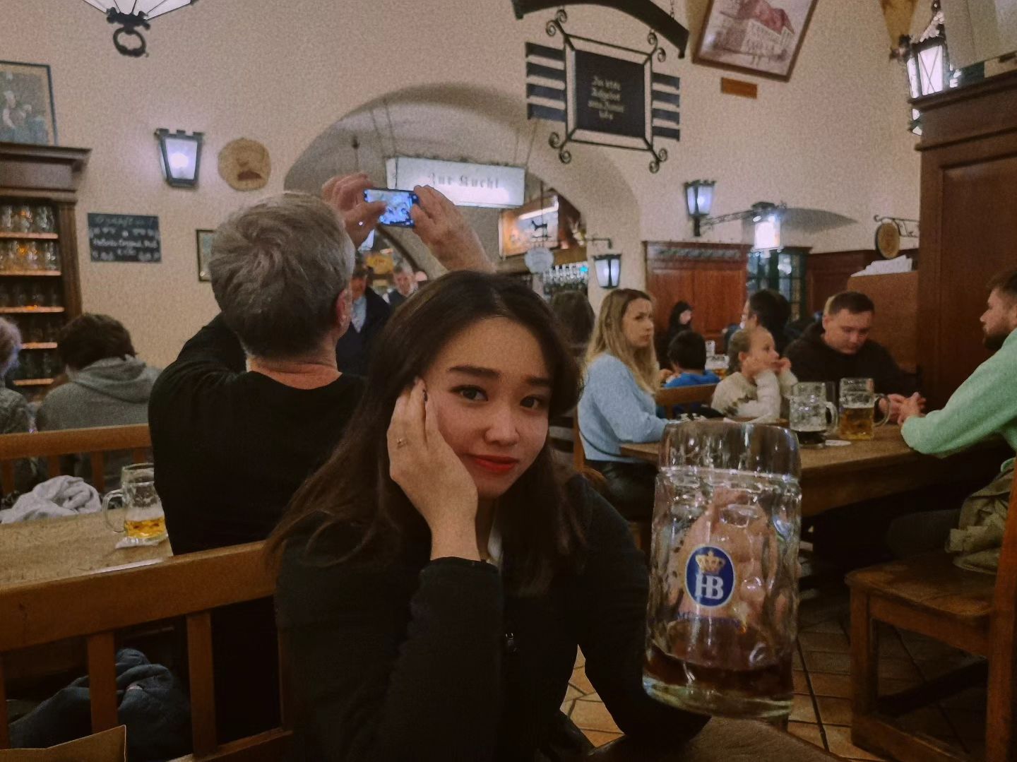 날씨가 추워지기만을 기다렸다,,^^
못다올린 나의 유럽사진을 올리기 위해서 🍻
독일 뮌헨 양조장에서 콜라 아니구 흑맥쭈 ㅋ_ㅋ