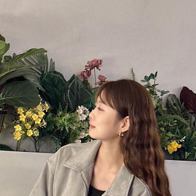 지이🤍 on Instagram: "#광고 @standarderror_official 이 제품 받으려고 오래 기다렸어요 🖤 스탠다드에러의 <스탠다드 블루종 스웨이드 자켓> 입니다. 보통 레더 질감보다 소프트한 터치감으로 부드