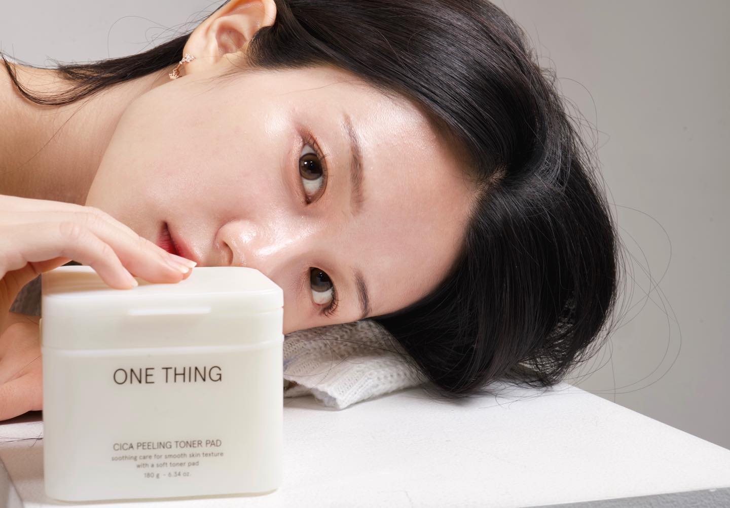 #광고#협찬 
onething_official 

🌱원씽 시카 필링 토너 패드🌱

민감성 피부에게 딱인 토너패드를 찾았어요✨
닦도 패드는 잘못하면 피부가 거칠어질 수 있는데 이 원씽 시카 토너 패드는
부드럽고 순해서 걱정 제로랍니다🤍
각질제거부터 피부진정까지! 한번에 케어할 수 있는제품이예요
이제 올리브영 온라인에도 만나볼 수 있다고 하니
여러분도 얼른 써보세요🫶

#원씽#토너패드#닦토#닦토추천#화장품추천#겨울철#피부관리#올리브영#추천템#올리브영추천템#협찬문의#협찬환영#협찬문의dm#협찬문의디엠#촬영중#촬영스타그램#촬영#화장품그램#토너패드추천