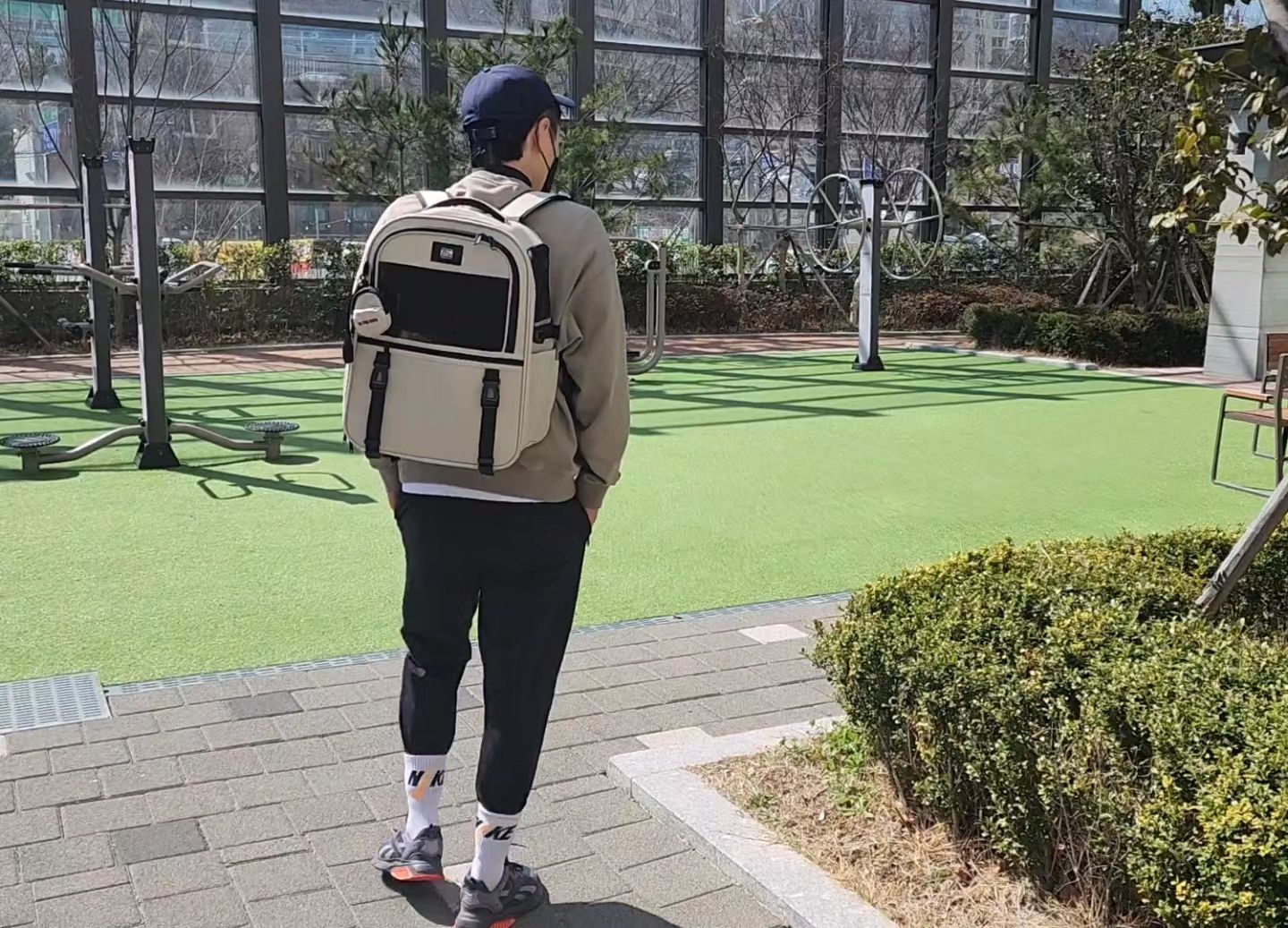 #협찬
강아지 고양이 백팩 인더코코 코코백 강아지 백팩 고양이 이동가방👋

아이들과 함께 외출 시 꼭 필요한 것은 바로 이동가방인데요,
토토네는 두 손이 자유로운 백팩을 주로 사용하고 있어요😏
디자인부터 실용성까지 완벽한 인더코코 코코백을 소개해드릴게요 : )

- 아이보리, 블랙 두 가지 색상✌️
- 전체적으로 단단한 프레임으로 쳐지지 않고 탄탄한 가방
- 생활방수 코팅처리로 조금 더 편하게
- 남녀노수 누구나 멜 수 있는 편하고 심플한 디자인 그리고 소프트함
- 앞/옆으로 반투명 매쉬창이 있어 공기 순환, 시야 확보,
 답답함 해소okay (각 매쉬창은 열고 간편하게 고정이 가능해요)
- 사이드 빼꼼창으로 손을 넣어서 마음의 안정을 찾으세요 집사님들 : )
- 위에서도 볼 수 있는 투명창
- 지퍼로 열고 닫을 수 있는 넓은 메인 포켓, 그리고 양 옆으로 가득한 수납 포켓
- 손잡이 밑 부분과 어깨끈은 도톰한 에어매쉬 패드로 피곤함을 덜어줍니다
- 여행캐리어에 고정 가능, 흔들림을 최소화하는 중앙 고정 버클까지
- 하네스 고리로 안전 이탈 사고 방지
- 1.5kg의 가벼운 가방
- 권장 몸무게 ~8kg까지

김키위양은 5.6kg로 편하게 엎드릴 수 있는 사이즈에요.
사용의 편리함은 물론 정말 예쁜 디자인으로 그냥 메고 다닐까 고민중^^^^^^
아이들과의 편안한 외출을 위한 첫 걸음 인더코코 코코백 : )

강아지 백팩 고양이 이동가방이 필요하신 분들은 이쪽으로🧚‍♀️
https://linktube.me/product/4971

토토와 키위가 코코백을 사용하는 영상을 보시려면 유튜브 채널 토토네토스트를 검색해주세요💛

더 자세한 사항은 네이버 블로그 토토네토스트에🩷

#강아지백팩#고양이백팩#인더코코#코코백#강아지이동가방#고양이이동가방#강아지이동장#고양이이동장#동물병원가방#토토네토스트#totostoast