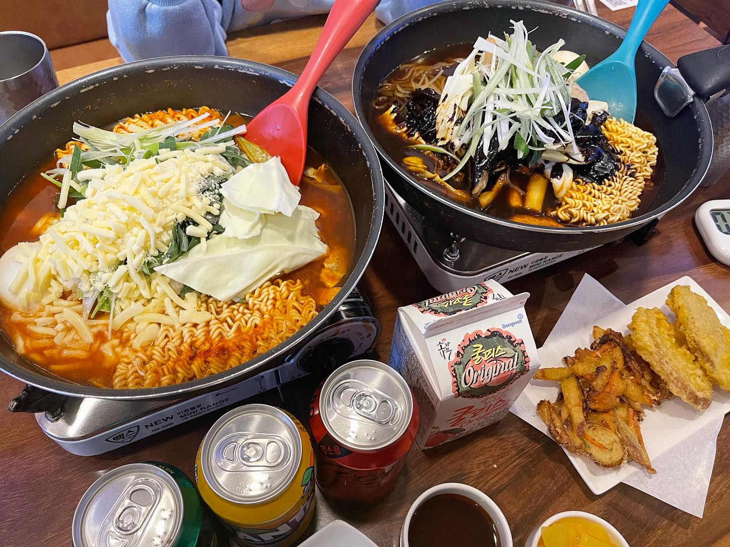 -
오늘의 #협찬 
-
오늘은 용산 슈퍼스타떡볶이에서
슈스떡+라면사리 치즈사리, 야채,고구마튀김 
짜장떡+굿즈 세트, 애기주먹밥, 음료를 제공해주셨어요! 
-

용산 슈퍼스타떡볶이는요 !👀

✔️ 방탄소년단도 포장해 가서 먹는 떡볶이 ! 
✔️ 차별화된 고급 재료를 사용한 수제 떡볶이와 소스로 감칠맛👍
✔️ 실제로 정우성님 최민식님 이미연님 김형석님등 유명인들이 다녀간 떡볶이 맛집!!
✔️ 식신로드 소개 맛집으로 소스부터 떡볶이에 찰떡☺️
✔️ 밀키트식 포장으로 어디에서나 맛있게 즐길 수 있는 떡볶이

용산 슈퍼스타떡볶이는 BTS 아미분들의 성지로, 
BTS사진과 방송영상, 싸인등 너무 다양하게 준비된
팬들의 아지트! 떡볶이맛집 입니다 ˃̶᷄‧̫ ˂̶᷅๑

팬들을 위한 공간으로 꾸미셨는데 힙함그자체〰️
아미분들이 계속해서 들어오시더라구요👍
특히 외국인 아미분들까지 !! 
팬들을 위한 공간으로, 사진과 영상보는 재미가 가득하고
거기에 맛있고 다양한 떡볶이로 입까지 즐거웠어요😍

9살 아윤언니 입맛도 사로잡은 슈퍼스타떡볶이! 
아윤이가 이렇게 잘먹은 떡볶이는 처음이에요 (찐으로..! )
거기에 남편이 대만족한 슈스떡오리지널👍

💌 떡볶이 굿즈세트를 시키면 떡볶이 식사후에
사장님께서 랜덤 굿즈를 선물해주시는데요 !
이번주는 뷔님에 굿즈를 주신다고합니다〰️ 저두 받았지요호! 🤭
아윤이는 슈가님이 좋다곸ㅋㅋㅋ 증말이지 웃겨가지구😆
사장님이 아윤이는 슈가님 굿즈를 챙겨주셨슴다 ! 

ㅡㅡㅡㅡㅡㅡㅡㅡㅡㅡㅡㅡㅡㅡㅡㅡㅡㅡㅡㅡㅡㅡㅡㅡㅡㅡ
️

💌문의는 superstardduck 
또는 검색창에 ❝ 슈퍼스타떡볶이 ❞ 를 검색해주세요❤︎

#슈퍼스타떡볶이 #신용산맛집 #용산떡볶이 #떡볶이맛집 #맛집 #용산맛집 #BTS맛집 #BTS카페