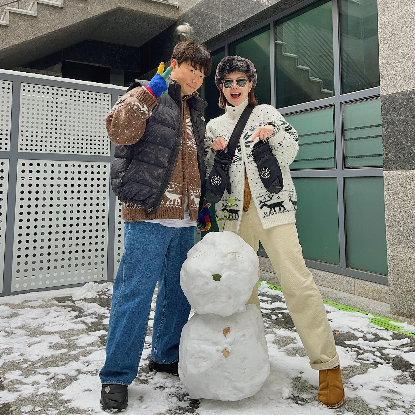 저번주 나갈때마다 입었던 옷도링~🫎❄️
#서포터즈#은향x중기#이거시쀼 

Outer : thenorthface_kr viva_vvm 
Top : danton_official 1993studio_official 
Bottom : topten10_official spao_kr 
Shoes : thenorthface_kr bearpaw_official 
Glasses : rayban 
Bag : cosstores_kr 
Cap : _kolonsport