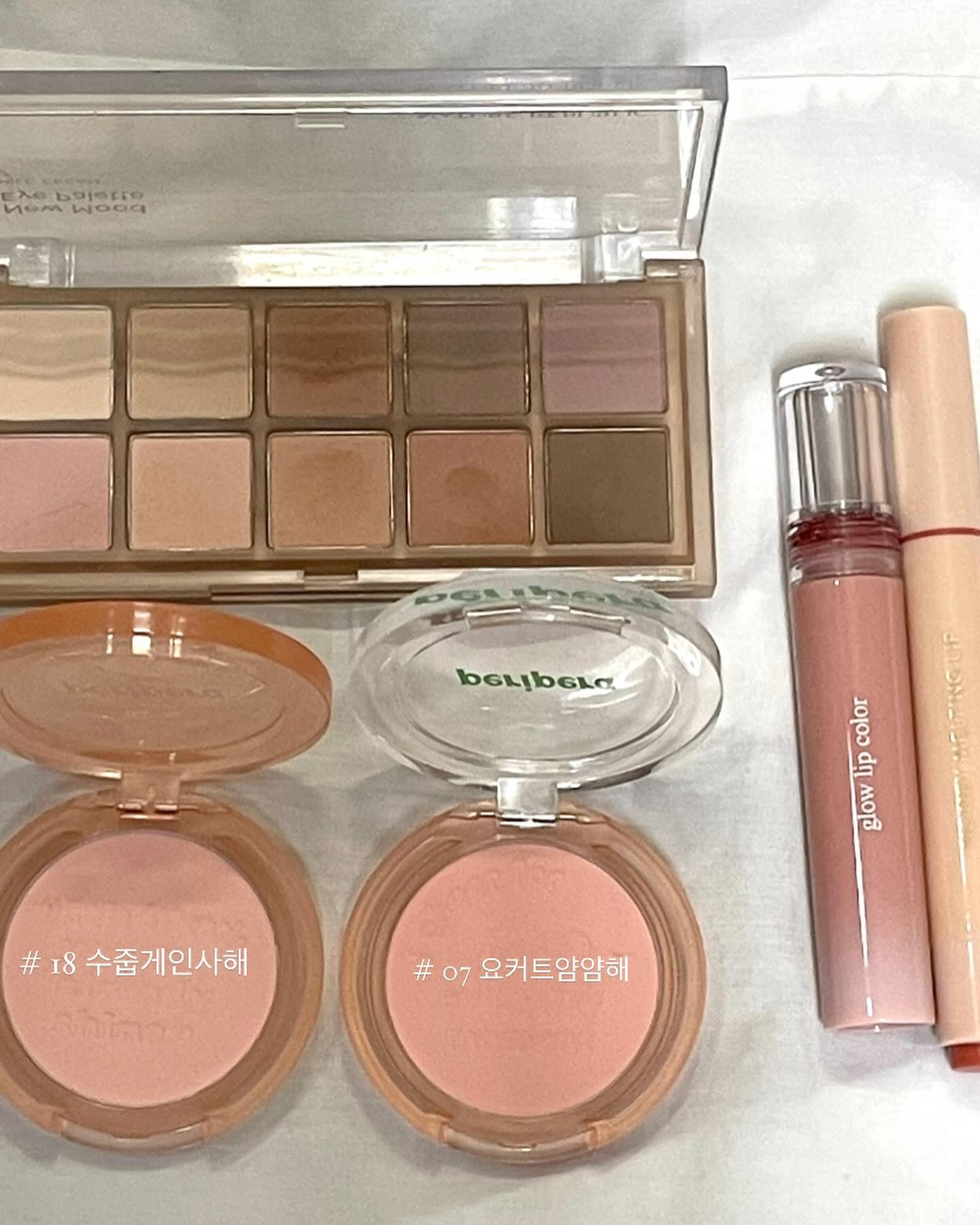 🏜️ 보송한 코랄 메이크업 

✔️ 활용한 제품 
- naturerepublic_kr 컬러블라썸 뉴 무드 아이 팔레트 02 마일드 크림 
- peripera_official 맑게 물든 선샤인 치크 07 요거트얌얌해 + 18 수줍게인사해 
- andear.official 글로우 립 컬러 01 그레이스베이지 + naturerepublic_kr 허니 멜팅 립 01 살구가득

이 제품들을 활용하여 메이크업을 해보았는데요! 팔레트 같은 경우 아이보리 베이스 컬러부터 시작해 핑크와 뮤트컬러, 음영컬러까지 이 팔레트를 사용해 은은한 데일리부터 스모키 메이크업 그리고 뮤트 메이크업까지도 너무 좋은 팔레트에요! 또 발은 컬러를 눈 밑에 바르면 화사해지고 다크서클도 커버가 되서 나는 팔레트 하나로 끝내고 싶다! 하시는 분들께 강추입니다 :) 👍🏻

사실 블러셔를 사고 확인했을 때 차이가 별로 없다고 생각했는데 볼에 발색했을 때 확연히 차이가 났습니다 ! 개인적으로 수줍게 인사해를 전체적으로 넓게 발라주신 후 안 쪽에 요거트얌얌해를 발라주시면 뽀용한 블러셔를 연출 하실 수 있습니다! 웜쿨 가리지 않고 사용하기 좋아요 :) ✨🫶🏻

립은 워낙 둘 다 많은 분들이 사용하시지만 앤디얼 제품은 생얼에 발라도 부담스럽지 않고 자연스럽게 사용하실 수 있어요! 네이처 제품은 입술 라인 그리고 입술 산에 발라주면 정말 예쁜 광택을 보여주는 제품이에요 ! 🫧

#네이처리퍼블릭 #네이처리퍼블릭팔레트 #아이섀도우팔레트 #팔레트추천 #페리페라 #페리페라블러셔 #요거트얌얌해 #수줍게인사해 #앤디얼 #앤디얼틴트 #허니멜팅립 #글로시 #글로우틴트 #웜톤 #쿨톤 #데일리메이크업 #메이크업추천