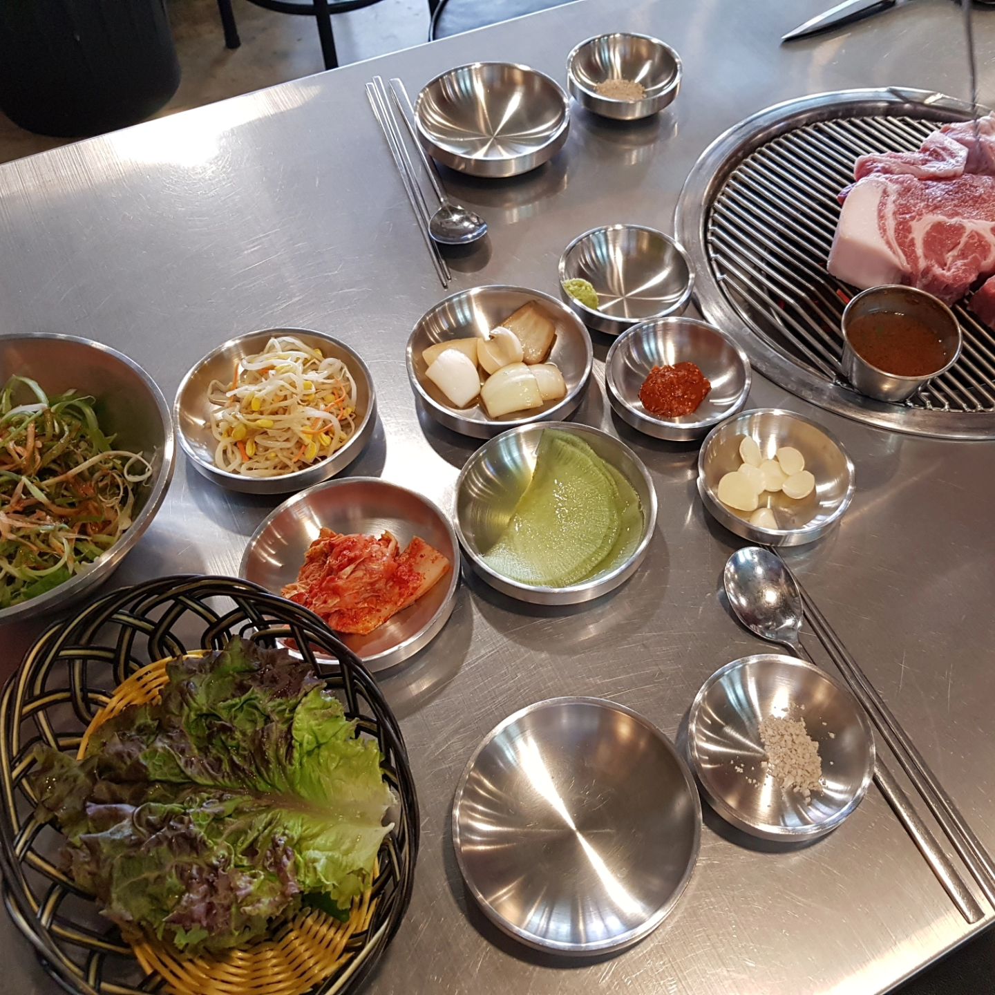 .
.
오늘 아님 주의❌️

삼겹살, 흑돼지, 고기가 먹고 싶을 때 방문하는 문선생 탄돈

제주도에서 당일 도축하고 A+ 선별된 돼지만 항공택배로
받아서 직접 손질한 신선한 흑돼지만 하루에 12KG 한정판매

고기의 질이 달라도 너~무 달라서 맛있는 고기 먹고싶을땐
무조건 고고씽해요~ 사장님이 최고의 흑돼지집으로 만들기위해
제주도 유명 흑돼지 고기집인 ‘돈사돈’에서 일하시면서 다양한
노하우를 적용시키시고 직접 배우시기까지 엄청 노력하셨다고해요

사장님과 직원분들의 친절함은 기본‼️
직접 고기를 구워주시니 너무나도 편하고 좋고~
기본찬도 맛있어서 단점이 없네요 없어…..🤦🤦
굳이 꼽아보자면 너무 맛있어서 나만 알고 싶은데 손님들이
점점 많아지고 있다는 현실ㅠㅠㅠㅠㅠㅠㅠㅠ

파채국수와 돼지꼬리는 꼭 드셔보셔야합니다‼️
우리가족 무조건 필수 주문메뉴ㅎㅎㅎ
고기맛은 말해 뭐해요ㅋㅋㅋ쫀득쫀득 육즙가득💦
아이들은 파채국수랑 라면, 계란찜까지 완뽕ㅎㅎ
껍데기보다 돼지꼬리라면 엄지척 날려주는 아이들👍
맛있는건 아이들도 참 잘 알아요ㅋㅋㅋㅋㅋ🤣🤣🤦

#문선생탄돈 #탄동 #거북섬맛집 #웨이브파크맛집 #시화공단맛집 #정왕동맛집 #오이도맛집
#거북섬고깃집 #시흥정왕동 #거북섬흑돼지 #거북섬삼겹살 #뼈갈비 #뼈삼겹 #동뼈갈비 #돼지꼬리