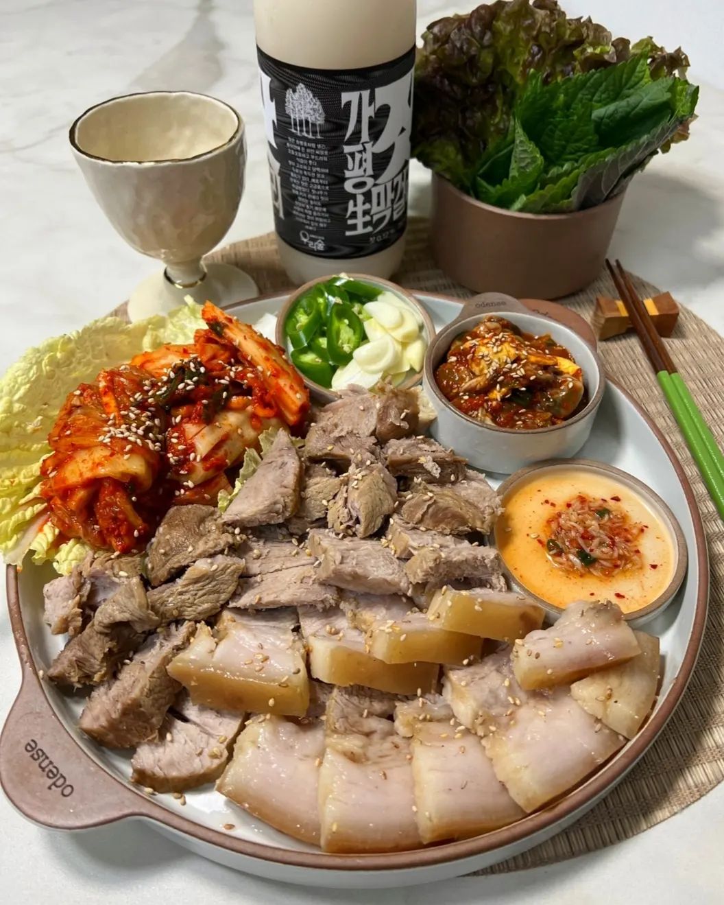 #요리하는박선생 #집밥

저희 엄마 굴 무침이 기가 막히거든요!!!
굴이랑 슬라이스 한 생밤을 넣어서 만드시는데
식감도 좋고 진짜 진짜 맛있어용

그래서 불금 메뉴는 수육으로 결정!!
그리고 수육에는 막걸리 빠질 수 없죠
박선생 사랑 #가평생잣막걸리 
블랙 라벨 리뉴얼이 더 힙하고 멋지쟈나요
많이 달지않고 깔~~끔하니 영롱영롱 캬~

저희 부부는 이렇게 한 주 마무리 합니다.
울님들 해~~삐 불금 보내셔요 🙆‍♀️💜

.