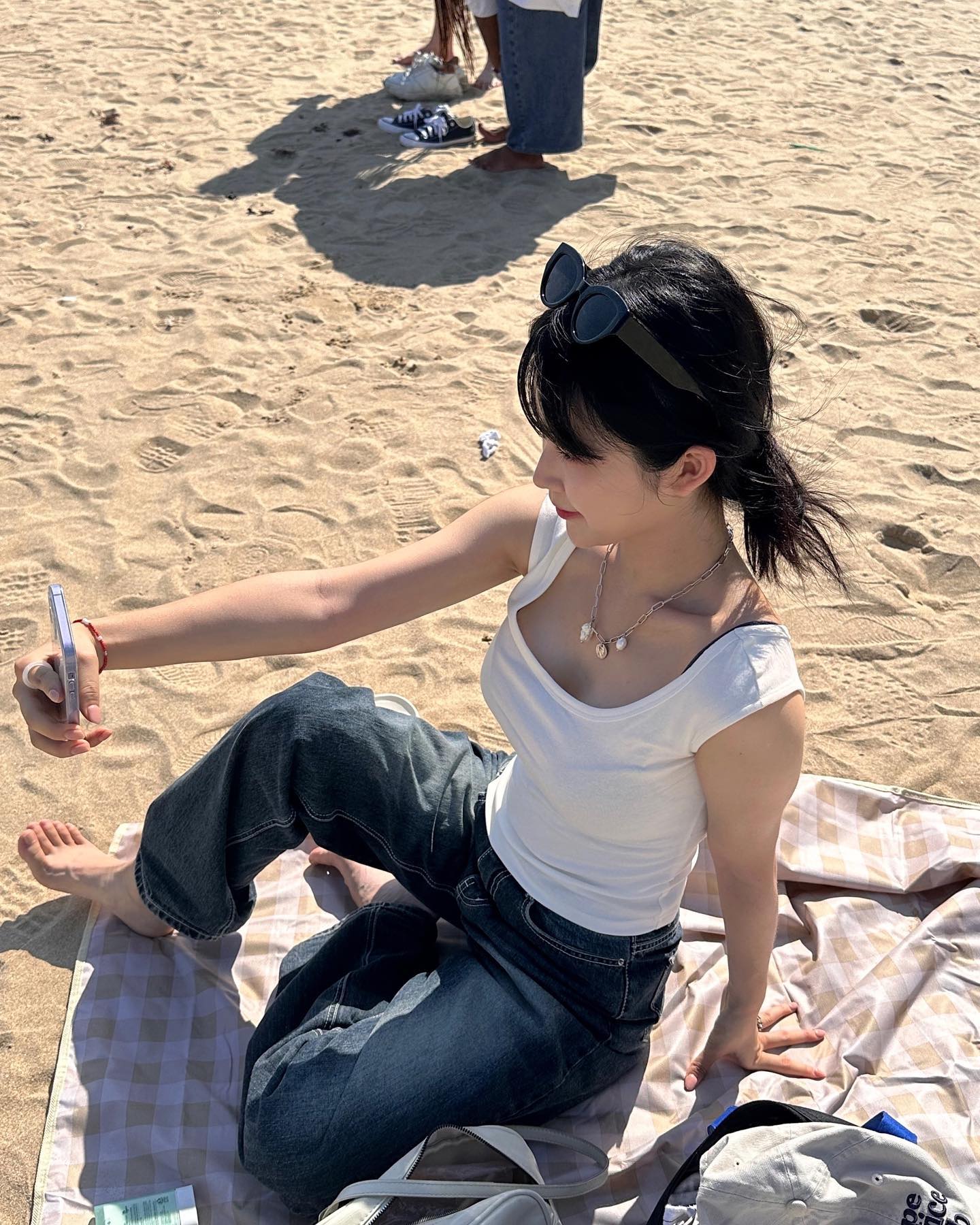 4시쯤? 볕이 너무 따갑지 않을 때
해변에서 돗자리 깔고 누워 낮잠 뿌수는 낭만이 있는 도시 부산 ..... 
그러다 쫌 덥네?
입수 ㄱㄱ 하는 낭만 도시 부산...... 
진짜 너무 좋았다 🩵
