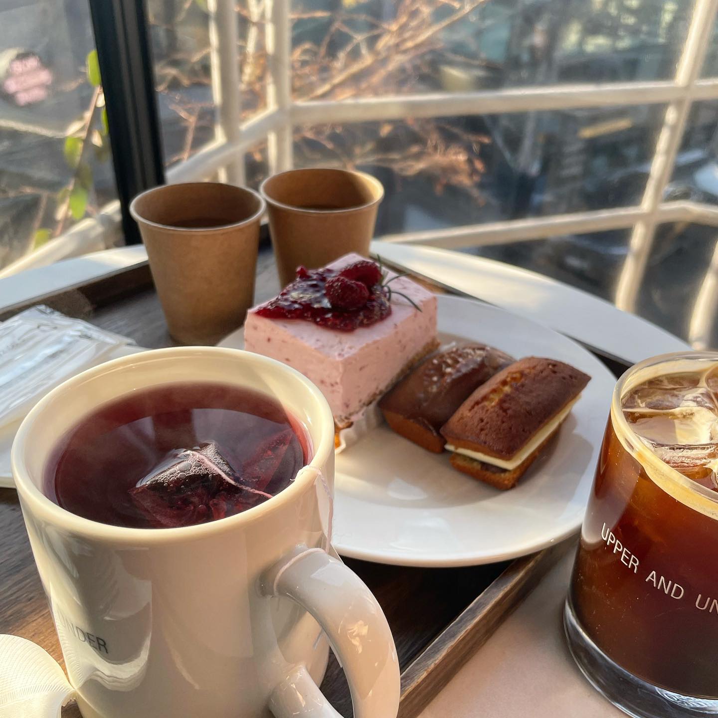점심식사 후 간단하게 즐기는 강남카페🫧

#어퍼앤언더 

강남에 많은 카페중 애정하는 이 곳 ✨
일단 휘낭시에가 너무 맛있어요 😛 
점심 먹고 배부른 상태여도 꼭 시켜야하는 필수코스죵ㅎㅎ

따뜻한 히비스커스에 케이크랑 휘낭시에랑 먹으면 
당충전 + 기분 업!!!

자리는 지하 1층부터 지상 1층, 2층까지🫶🏻 
매장이 넓고 넉넉해서 웨이팅 없이 즐길 수 있습니다 💗

✔️위치 : 서울 강남구 강남대로102길 28 지하1층, 1층, 2층
.
.
.
.

.

#강남맛집 #강남카페 #강남역맛집 #신논현맛집 
#신논현카페 #강남휘낭시에 #휘낭시에맛집 
#데일리 #좋반 #서울카페 #강남데이트 
#데이트코스 #데이트추천