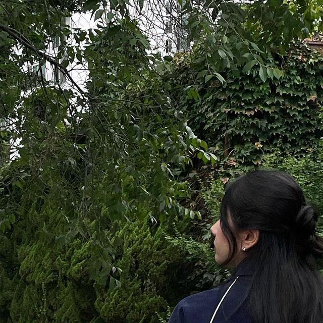 폴라 P̶A̶U̶L̶A̶ L̶O̶O̶K̶ on Instagram: "Life in Balance🌳 여름에 피치티셔츠 기억하는 분 계신가요? fw에는 플로럴 안감이 너무너무! 사랑스러운 코듀로이 바시티 자켓으로 찾아온 비트윈에이