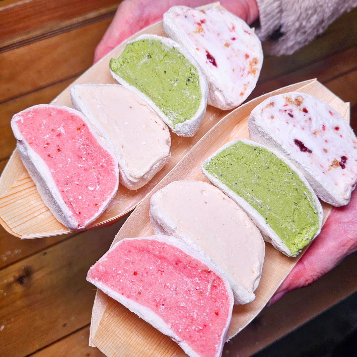 🍨 가로수길의 숨은 보석, '유키모찌'에서 쫀득한 젤모찌 먹고왔다!

✔ 오늘은 연남동에서 유명한 '유키모찌'가 가로수길에도 생겨서 젤모찌를 맛보고왔다! 유키모찌 젤모찌는 단순한 디저트 놉! 바로 주문하면 즉석에서 찹쌀떡 피로 젤라또 아이스크림을🍦 감싸주는데, 눈도 힐링 입도 힐링! 😊

✔ 쫄깃한 찹쌀떡과 부드러운 젤라또의 조화는 말해 모해! 냠냠퀸카의 베스트픽은 녹차🌱와 꾸덕 초코칩🍫 쌉쌀한 녹차와 진한 초콜릿 맛이 젤모찌 속에서 완벽하게 어우러져 정말 완벽✨

✔ 매번 다른 맛을 경험할 수 있는 '유키모찌'는 신사 가로수길 방문의 필수 코스💙아직 가보지 않았다면, 꼭 한번 들러보기👍🏻 보는 것만으로도 즐거운 이 경험🌟

👑 유키모찌 신사점
📍 서울 강남구 도산대로 11길 11, 1층
💰 젤모찌(4,500원)

#유키모찌 #가로수길맛집 #신사맛집 #가로수길디저트 #가로수길카페 #신사카페