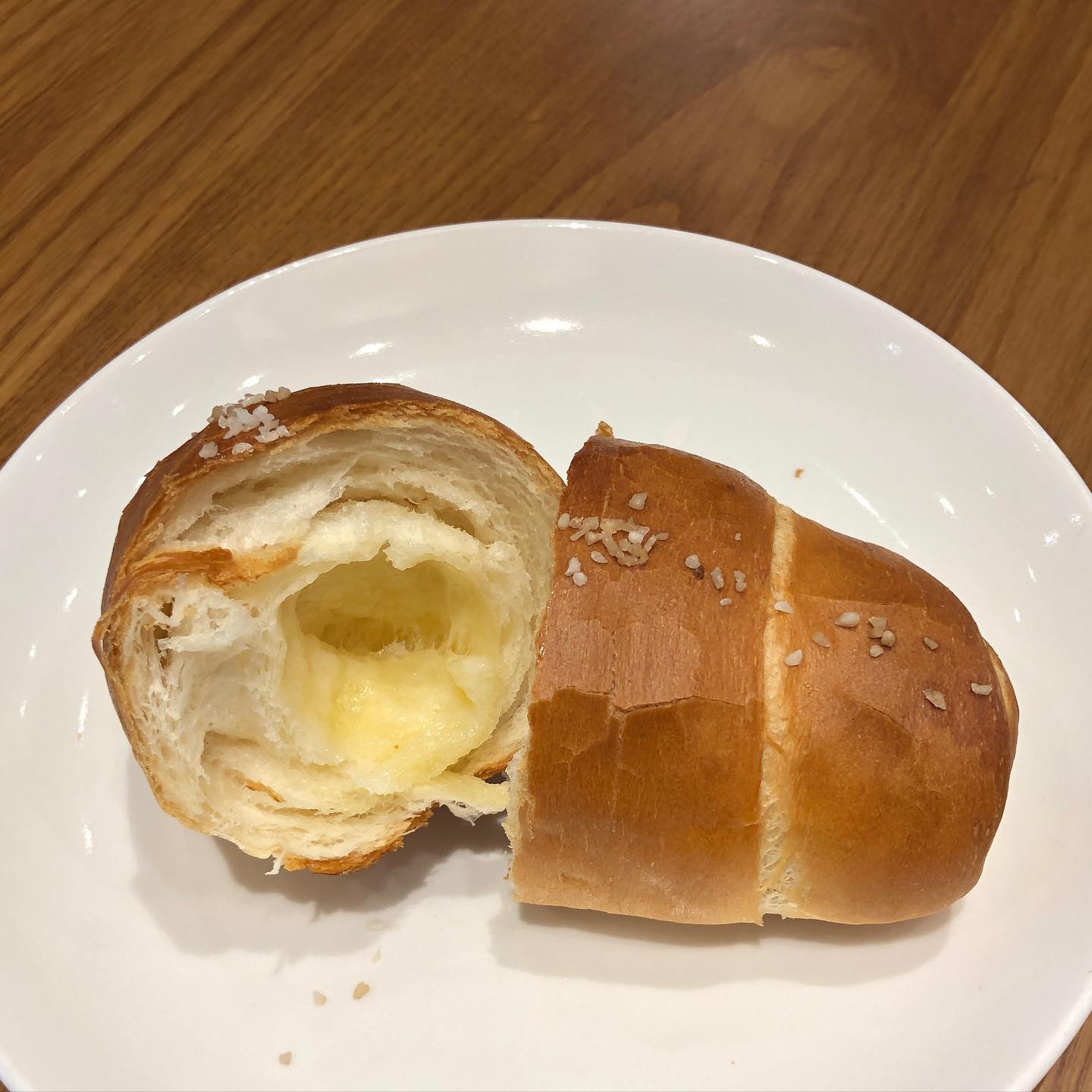 소금빵 맛있나요?🤷🏻‍♀️

소금빵이 유행하고 여기저기서 몇 번 먹어봤는데 다들 너무 짜🫠  저는 소금 없는 맛있는 버터롤이 먹고파요ㅋㅋ  겉바속촉 쫄깃!  꼬소풍미 버터도 다 너무 좋은데.. 소금빵 맛있는 집에서 소금없이도 만들어 줬으면 좋겠따요

여기 빵집은 추천! 📍르빵프레
밀도 높고 바삭한 페이스트리 맛있어요🫶🏻
소금빵도 맛있는데 소금떼고 먹고픈 개취🫣