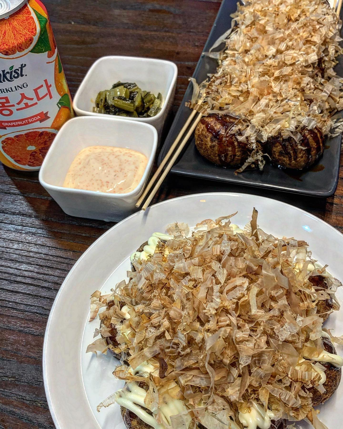 #타코야끼 #돌문어타코 #여수돌문어 

오늘은 간식으로 먹기 너무 좋은
여수 돌문어타코에 다녀왔습니다 !

여수 돌문어가 유명하잖아요 〰️
그걸 활용한 타코야끼 너무 기대돼용 ><
메뉴가 생각보다 엄청 다양하더라구요
시그니처만 있을 줄 알았는데
맛별로 있고 특이하게 여수세트 ! 도 있어요 ㅎㅎ
(갓김치 + 명란마요) 그래서 전 이걸루 픽 - 💗

달달한타코야끼도 추가주문 했어요

국내산 돌문어만 사용하시구요
미리 만들어놓는게 아니라 주문즉시 즉석에서 만들기 때문에
15~20분 정도 소요된다고 하셨어요

기다리니 나온 타코야끼 비주얼이 대박이여유
전 갓김치랑 명란마요가
타코야끼 안에 들어가는 줄 알았더니
소스처럼 찍어먹고 타코야끼에 얹어먹는거였어용 ㅋㅋ
처음에 달달먼저 먹어봤어요 !!
달달한 데리야끼 소스에
마요네즈가 뿌려져있어서 완전 환상의 궁합 🤤🤤
​
너무 맛있었어요 ㅜㅜㅜ
가스오부시 도 담뿍 올려주셔서 굿굿
안에 문어도 완전 실하고 몰랑몰랑해서
술술 넘어가더라구요

타코야끼 안에 문어가 완전 큼지막해요 !
갓김치 올려서도 먹어보고
명란마요도 찍어 먹어봤는데 전 개인적으로 명란마요가
더더 잘 어울렸어요
저희 엄무니는 갓김치가 더 맛있다고 하시더라구요
문득 든 생각인데 불닭맛은 얼마나 매울까요 ,, ?
도전해보고 싶네용 ㅋㅋㅋ
​
오랜만에 먹은 타코야끼였는데 너무너무 잘 먹었어요
여수가면 출출할때 또 사먹으려구요
이순신광장에서 가까워서 접근성이 좋슴당 희희
여수에서만 먹을  수 있는 여수돌문어타코 !
타코야끼 좋아하시는 분들 꼭 가셔유 ✨

#여수맛집 #여수여행 #간식 #여수간식