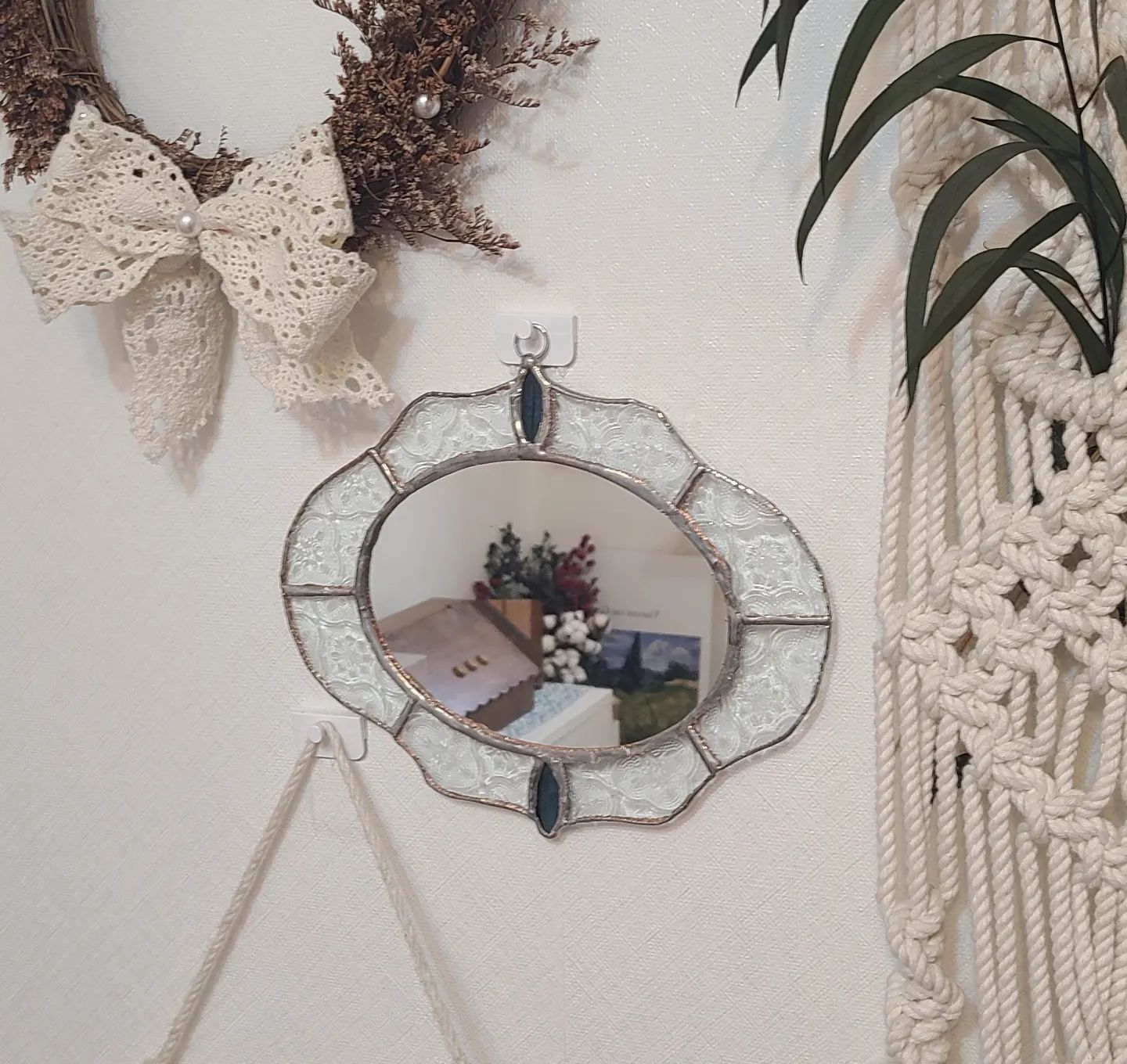 Handmade decor 
Steindglass mirror

#homeinspiration 
#walldecorideas 
#homedecor 
#홈데코인테리어 
#일상공유그램