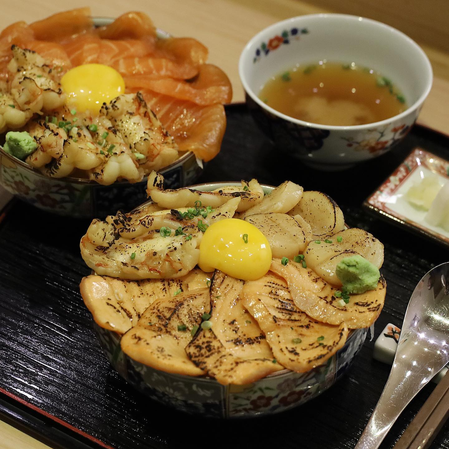😋😋
해산물 듬뿍 올라간 특별한 #덮밥 
카츠돈이나 먹을 줄 알았던 내게
#카이센동 넘나 매력적이었어 ⭐️
.
여긴 #울산맛집 #츠메코무
tsumekomu 
카이센동(해산물덮밥) 전문점인데
연어, 참치, 가리비관자, 새우 올린 덮밥이 시그니처
연어장 올라간 #사케동 종류 진짜 늠나 맛있어
.
뭔가 색다른 일식이라서 좀 놀랐고
완전 반해부렸어 🫢🫢
#울산삼산맛집 #울산덮밥 #울산달동맛집 
#울산덮밥맛집 #울산일식 #울산남구맛집 
#울산남구청맛집 #울산남구밥집 #울산남구청점심
#울산밥집 #울산점심맛집 #삼산덮밥 #삼산맛집
#울산삼산동맛집 #일본식덮밥