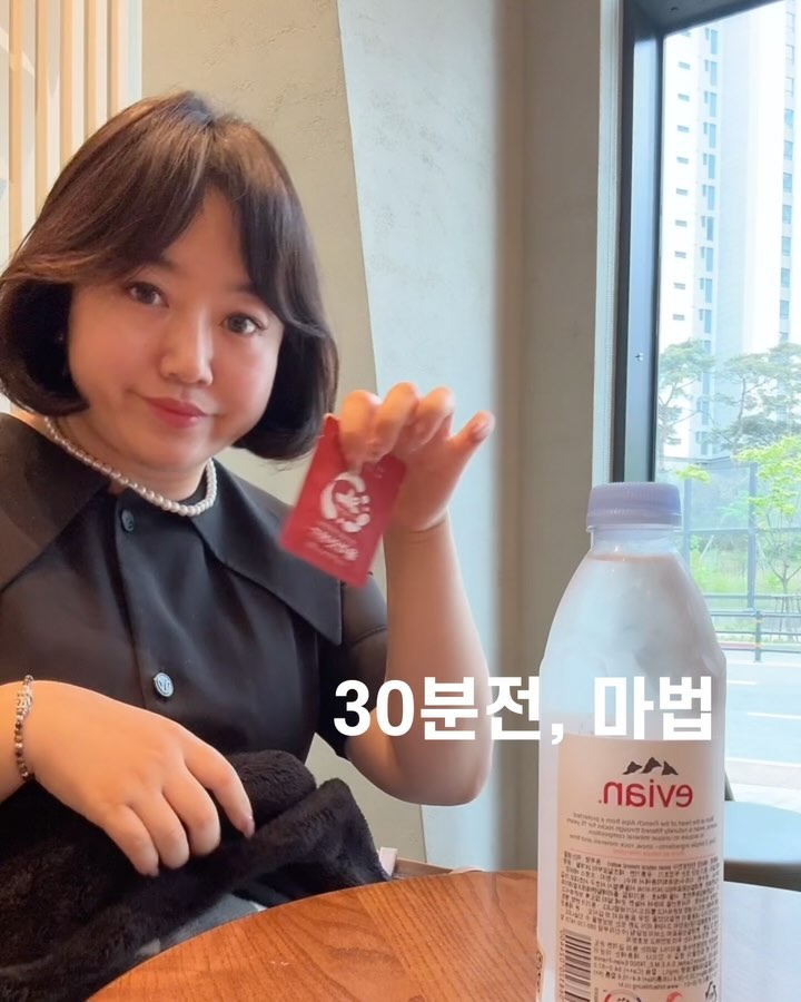 #레드챙겨드신분? #혼자먹어죄송해요

와우, 이번에도 디엠터져나가는데
지금잠깐 미노케어중이라. . .답변이좀느려요🥹

딱,30분만기다리셔용. 언능학원호다닥보내구돌아올께용

아니, 저는 진짜 레드먹고 
이게식욕떨어지는건가? 이상하게안먹고싶네?
이걸 느끼는데, 2주는 걸렸거든요. .ㅜ

근데,저빼고 다들 빨리느끼셔서, 뿌듯한 레드예요♥️
이번우리 신규분들. .🥹후기기다릴께요?!!

제가 항상 효과가 느려서,
첨엔 양약을먹어서느린가?
아님 양약처럼 부작용이있으면서
뭔가강력하게 음식을 못먹게해야하는데
그게아니라서 못느끼나 했는데

지금 제품공부도 좀더해보고,꾸준히섭취하니
제몸상태를보니 인슐린. ㅜ혈당도 한몫하고있었어요

올라잇레드는요,
한의원등에서 성분을 공개하지 않는
(마x성분) 제품도아니고,

양약처럼 향정신의약품이 아니라 
호르몬을 교란시키지 않아요!

우리가 정상적으로 느껴야하는
그렐린- 배고프다/렙틴- 배부르다 
이걸 딱 조절해주고있어요
여기에, 혈당조절도 도와주는 똑똑한 보조제예요

에잇,설마지금. . 고민중. 이제그만 ✋🏻
빨리지금달려오세요!!♥️