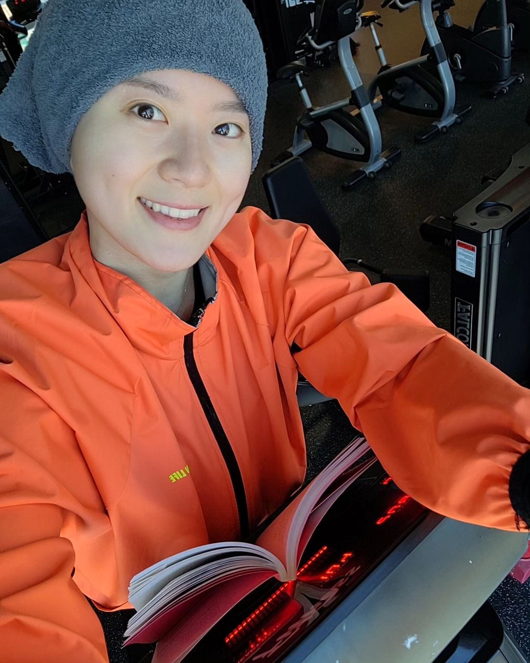 근모닝!💪 

3월은 시작부터 연휴라 시간이 풍부한 느낌이에요
그래서 2월의 반성과 3월의 시작을 어떻게 할지
고민해볼 수 있는 시간도 많았는데요 

이렇게 나서서 생각을 할 수 있었던건 역시
"독서"와 "운동"의 영향이 컸습니다 

회원님들을 비롯해 많은 분들처럼
저 또한 다짐과 실패를 반복하고 꾸준히 하는데 어려움을 느끼기도 하고 꾸준히 하지못했을 때 좌절감이나 한계를 느끼기도하죠

결국 실패했다라는 생각이 순간적으로 들 수 밖에 없어요 

보통 이런 타격이 오면 다시 시작하는데 어려움을 많이 느끼겠지만
저는 그렇지 않아요

9년동안 꾸준히 해왔던 운동습관과
3년동안 만들어놓은 독서습관 덕분에
실패했다👉이제 그만해야지 라는 생각의 흐름 보다는

"뭐 어때 또 해보면 되지" 라는
긍정적인 사고로 전환하여 문제를 해결해보는
회복 탄력성이 뛰어난 사람이 되었거든요 

회복탄력성은  Resilience(회복력)의 번역된 명칭으로
[실패했을 때 좌절하더라도 다시 일어설 수 있는 능력]을 말하는데요 

처음 회복탄력성이라는 단어를 알게 되었을 때 무척 기뻤어요

예전에는 제가 실패했다고 느낄 때 포기라는 정답밖에 떠오르지 않았다면 지금은 어떻게 더 빨리 회복해보지? 무엇으로 기분을 나아지게 해서 빨리 시작해보지? 하는 정답을 찾게되었거든요 

즉 제 정답지에 포기는 없었습니다 

단지 '얼마나 더 빨리' '어떤 방법으로' 와 같은 고민만 있었을 뿐이죠 

감정기복이 심한 저는 한없이 부정적일 때도 찾아오는데요
그럴 땐 울기도하고 소리를 지르기도 합니다 

하지만 그건 일시적인 해소 행위일뿐, 다시 제 삶의 균형을 잡기 위해
책을 꺼내고 운동을 하기 위해 운동복으로 갈아입어요 

부정된 생각을 흐리게 하는데에 있어서
운동과 독서가 정답이라고 할 수 없겠지만..
제가 경험해본 여러가지들 방법들 중에서는
최고였다고 말해드리고 싶어요 

3월에는 더 많은 분들이 운동과 독서를 통해
긍정적인 생각과 활력이 넘치는 하루를 맞이하시면 좋겠습니다 
3월도 모두 건강하시길 배터리가 응원할게요🧡

요즘은 명상에 관심을 많이 가지고 있는데
혹시 명상하시는 분들 있나요?☺️

--------------------------------
💟배터리쌤이 도움 됐다면 "좋아요" 누르고 "팔로우"
💟운동 필요한 친구 @태그 #공유
💟"저장" 누르고 운동하러 가기!

🔻3대운동, 운동루틴, 동기부여🔻

infit_battery
infit_battery
infit_battery
--------------------------------