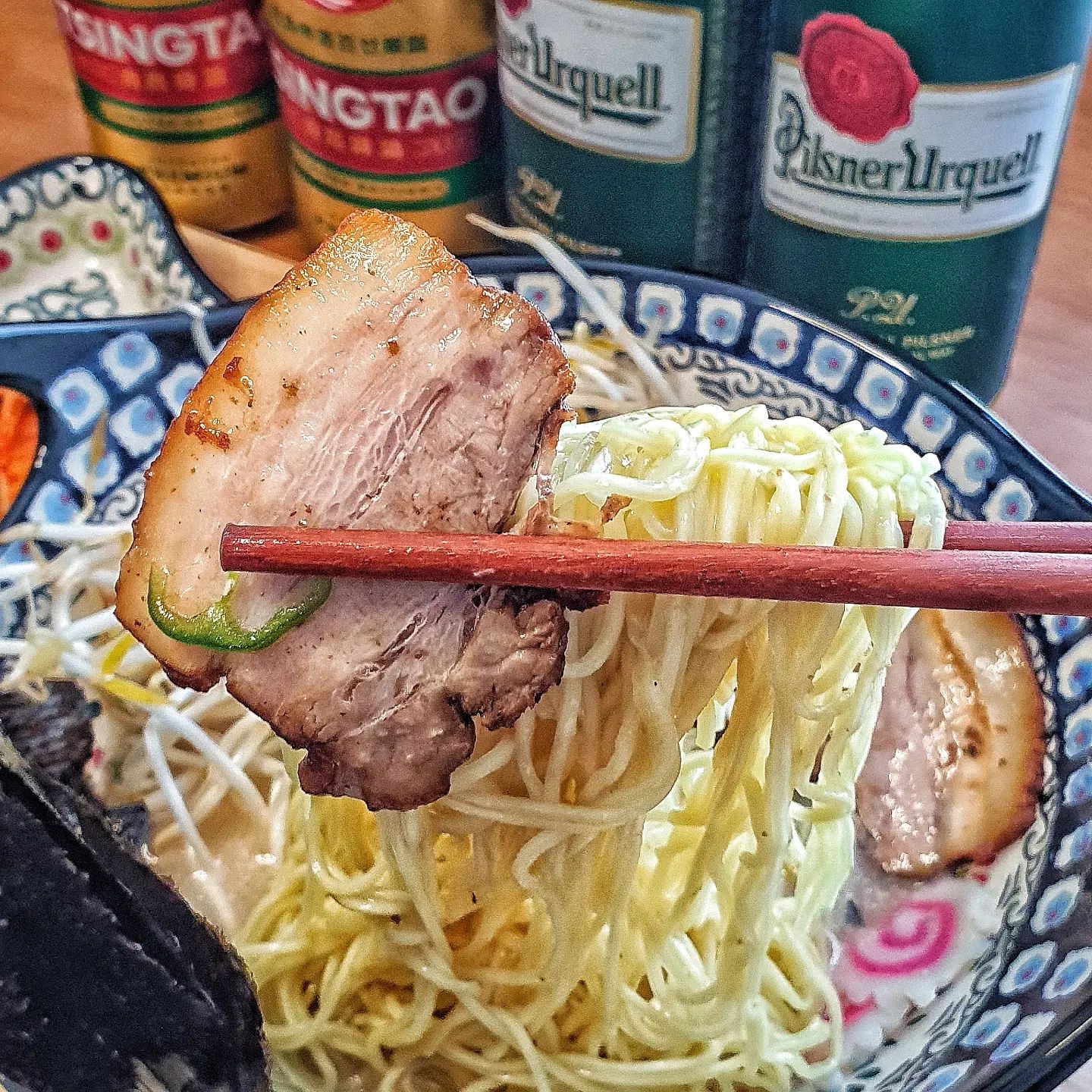 #협찬 "날씨 추워지니까 집에서 라멘"

✅맛당 #닭라멘밀키트
✅좋아요,댓글,저장,공유 모두 감사드려요😄

7초씨는 가끔씩 일본식 라멘 땡기지 않나요?

'넹, 라멘 좋아하죠.날씨도 추워지고 하니까'

그래서 제가 말이죠~ 
싼 가격으로 2인분 구매 가능하고,
집에서 간단하게 조리해서 먹을 수 있는 
밀키트 제품 협찬 받았어요!😆

'스고이~~~'❤️

맛당 닭라멘인데요. 
자세한 설명서도 동봉되어 있고, 
저 같은 요알못도 10분이면 간단하게 
조리 가능한 밀키트에요. 

'국물 정말 진하네요. 고명도 실하고!'😘

넹, 닭뼈 1kg으로 고았다고 하네요. 
차슈랑 목이버섯 고명도 감동.😍
점점 추워지는 날씨, 따뜻한 국물 요리가
생각날 때 간단하게 한끼 먹으면 좋을 것 같아요. 🧡

🔹스마트스토어 '맛당 닭라멘' 검색
🔸2인분 14,900원 (배송비 별도)

----------------------------------------------

7초에 한끼 먹은 듯 돈돈하게😄

7sec_1meal
7sec_1meal
7sec_1meal

#맛당닭라멘 #토리파이탄라멘 #밀키트 #캠핑요리 #캠핑음식 #홈파티음식 #저녁추천 #밀키트추천 #라멘밀키트 #일본식라멘 #라멘맛집 #정통라멘 #간편식 #즉석조리식품