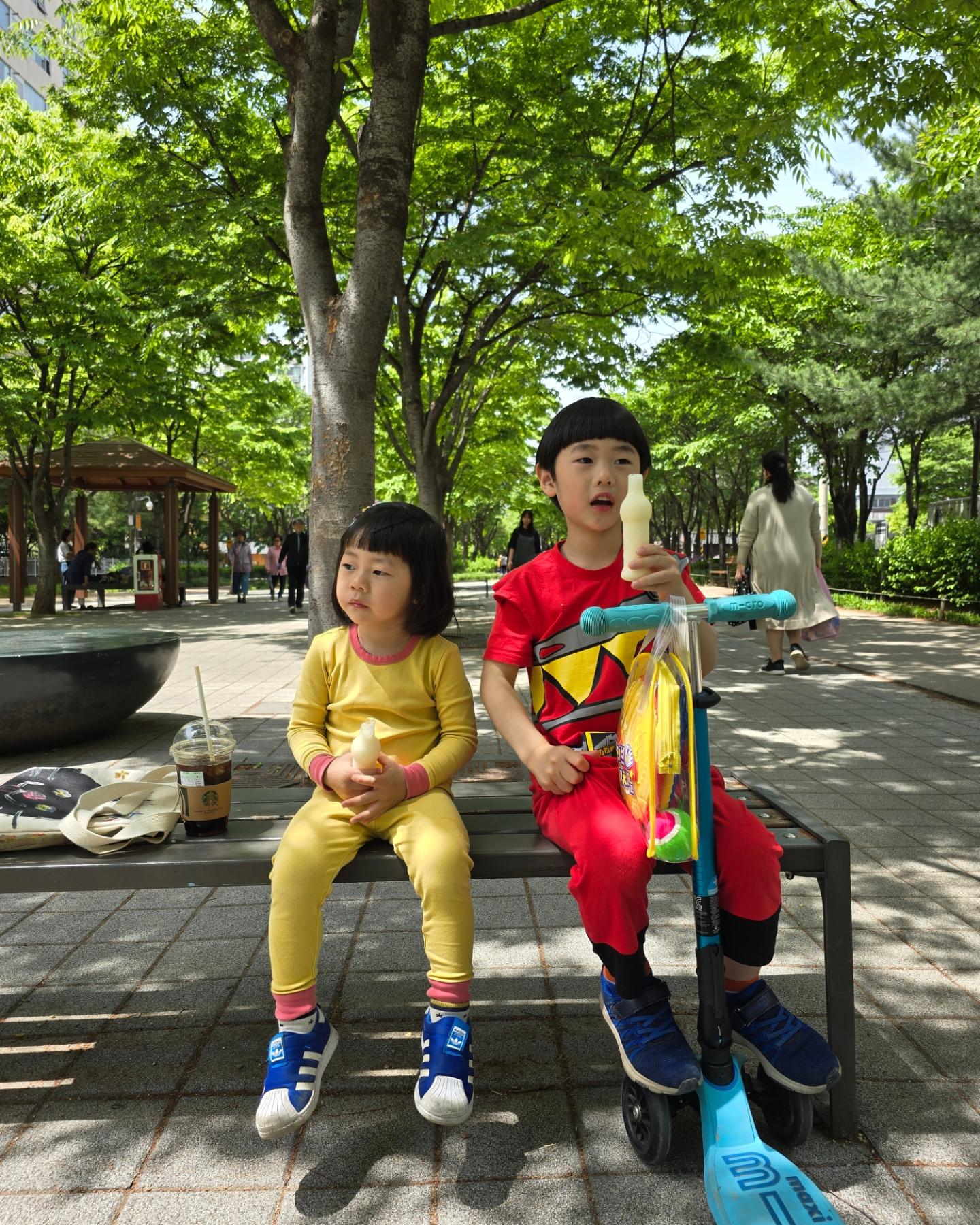 내복입고 산책 🍀 쮸쮸바 엔딩 !

잠깐 킥보드 타러 나갔다가 걷다보니 경의선숲길 🫣
애 둘 킥보드 둘 내 가방 챙기느라 정신 없지만
엄마 아이스커피 한 잔 먹을 수 있게 
손 꼭 잡고 걸어주는 또슈브로 ♡

내복입고 잘도 돌아다닌다 :)

덥다며 탱크보이 하나씩 덥썩 잡고
원샷 시원~하게 먹어주고 
다시 집까지 걸어오기 성공💚

지금은 토마토 폭풍 먹방 ^^;;

이제 낮잠자자 아가들 

#낮잠자라#많이놀았다#아고내다리
#경의선숲길#역시아이스크림#여름엔쮸쮸바
#공원산책#킥보드#내복패션#맛있지
#사랑해#탱크보이