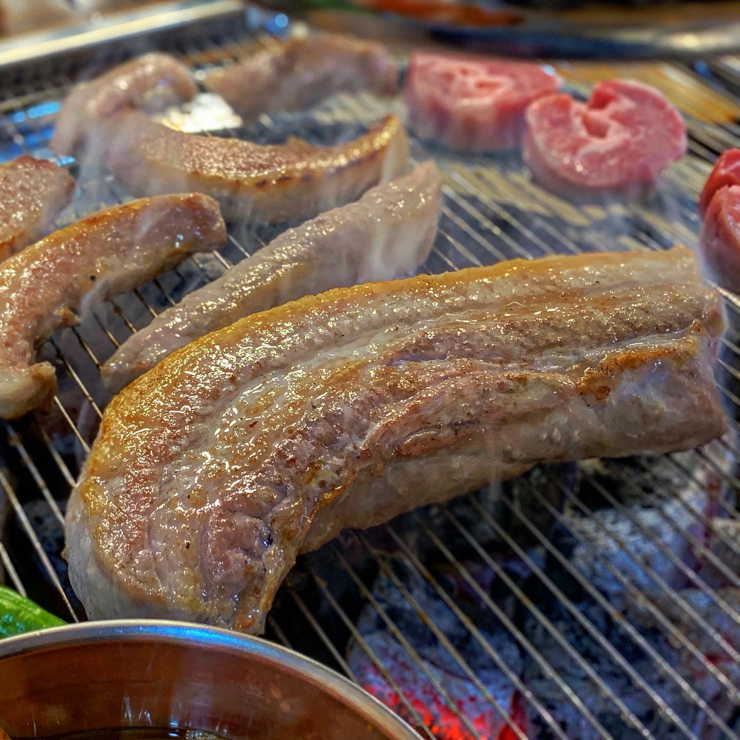고기 잘 굽는 남자랑 결혼해서 행복하다......😌❤️...

.....어 그러고보니 중학생때 가족들끼리 갈비 외식하면서, 나는 아빠처럼 고기 잘굽는 남자랑 결혼해야겠다는 얘길 했었는데. 헐 뭐야 드림스 컴트루 진짜네;;; (그리고 지금 생각하면 무슨 중딩이 결혼, 남편 타령이얔ㅋㅋㅋㅋㅋㅋ) 아무튼 뭔갈 말하면 15년 주기로 이뤄지는건가. 아니 그럼 나 45세엔 제발 로또 당첨. 로또 당첨. 로또 당첨.

#삼겹살 #고굽남편 #남편돈남편산 #드림스컴트루 #개소리전문가 #그래도혹시모른다