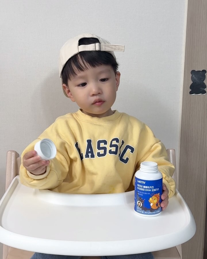 #협찬 

한결이의 두뇌와 눈 건강을 위해 챙겨 먹이고 있는
락티브 베베&키즈 우리아이 DHA 오메가3 🐟

두뇌 성분인 DHA 100%만을 배합하고
눈 건강에 좋은 베라카로틴을 1mg 함유했구요!
방사능 미검출 확인 된 식물성 오메가3 원료만 사용하고
무설탕 8무첨가 됐고 중국산 일본산이 아닌 프랑스산,,!
오은영 박사님이 직접 성분배합해서 믿고 먹이고 있어요

비린내 전혀 없는 오렌지 맛의 생선 모양의 젤리라서
우리 한결이 너무 잘 먹고 있는데 하루에 세 개만 먹는 거라
조절 해주기가 쉽지 않네요 ,, 더 달리고 난리 난리 🫠

아기가 맛있게 먹을 수 있는 오메가 젤리 찾으시는 분들
이거 진짜 잘 먹으니 먹여 보시면 좋을 것 같아요

🏷️ lactiv.official

#아기영양제 #어린이영양제 #어린이오메가3 #키즈영양제 #키즈오메가3 #영양제추천 #락티브 #오은영 #육아템
