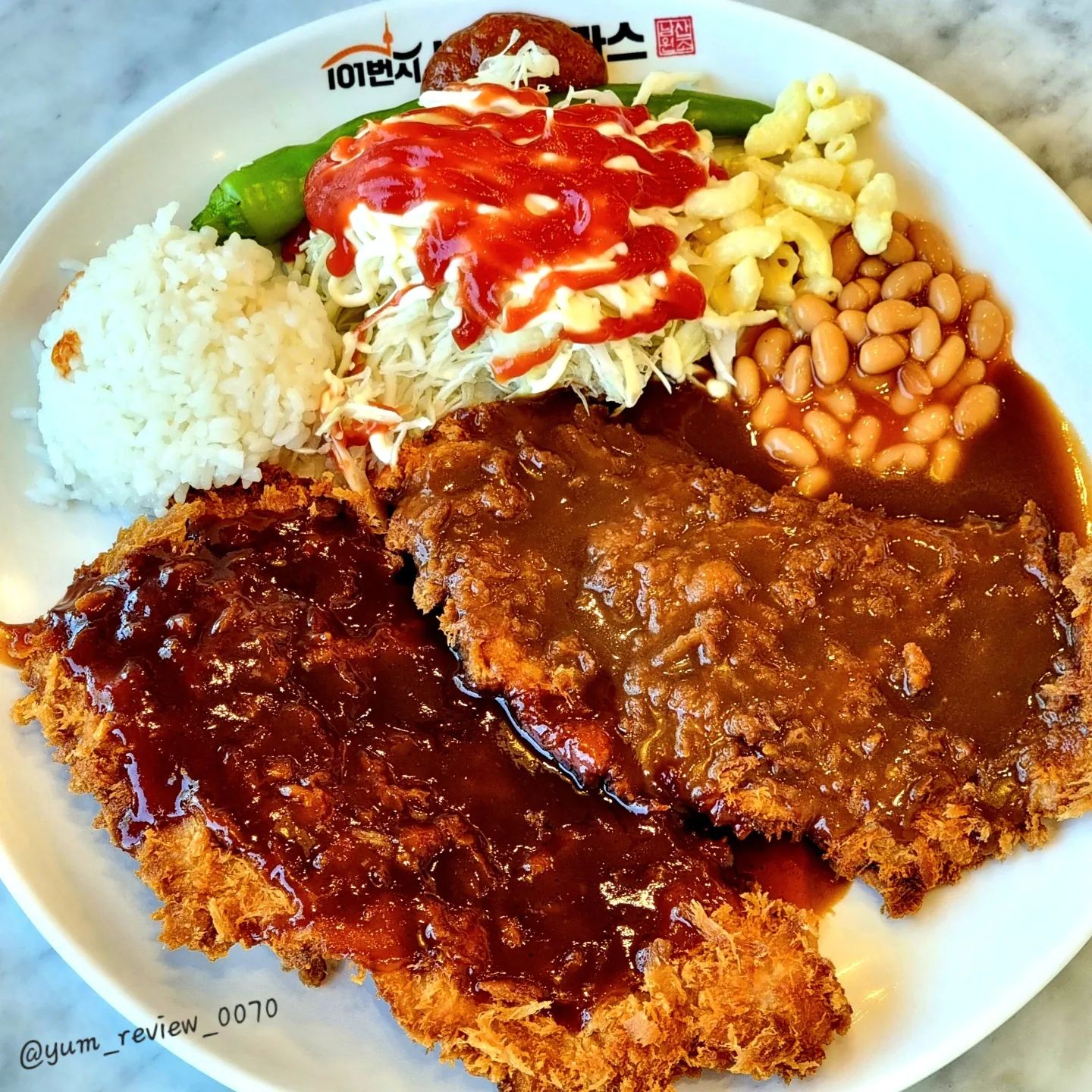 #협찬 #돈까스맛집 #101번지남산돈까스

남산왕돈까스 먹고 왔어요🤤🍽 

삼각지에 새로오픈한 "101번지남산돈까스"
역 바로 앞에 있어 접근성도 용이하고,
매장도 굉장히 쾌적하고 깔끔쓰~!!!
맛도 좋고 직원분들도 친절하셔서 삼각지역
맛집으로 추천드리는 돈까스맛집 소개합니다❤️

🔖남산왕돈까스(₩13,000)
국내산 통등심을 사용,수제빵가루를 입혀
더욱 바삭하고 특제소스로 맛을 낸 시그니쳐
메뉴입니다👍
사이즈에 놀라요!!!괜히 왕돈까스가 아님!!
먹다보면 배부른데 맛있어서 다 먹게 되요!!
샐러드,밥,마카로니,오이고추와 부드러운
스프까지!
스프와 반찬은 셀프바에서 다시 이용가능!!
요 시그니쳐 왕돈까스는 꼭 드셔야합니다요!!

🔖반반돈까스(₩14,000)
왕돈까스와 매운돈까스의 조합❤️
두가지맛을 맛보고싶다면 반반 왕추천드려요!
한가지만 먹으면 물릴 수 있는데 매운돈까스로
입맛 확 살려주는 느낌!
맵지만 중독적인맛이라 요 메뉴도 강추!!

저녁부터는 안주메뉴도 선보인다고해요!!
돈까스도 맛있는데 저녁시간만의 메뉴도
있다고하니 술한잔하러 가기에도 좋은 느낌😄

101번지남산돈까스,맛있게 잘 먹었습니다🙏

101namsan

👑101번지남산돈까스(삼각지점)
✅️서울 용산구 이태원로 8 1, 2층 101번지 남산돈까스 삼각지점

#남산돈까스 #왕돈까스 #돈까스 #삼각지맛집 #용리단맛집 #용리단길 #용리단술집 #용리단데이트코스 #서울데이트코스 #food #왕돈까스 #koreafood #먹스타맞팔 #삼각지역맛집