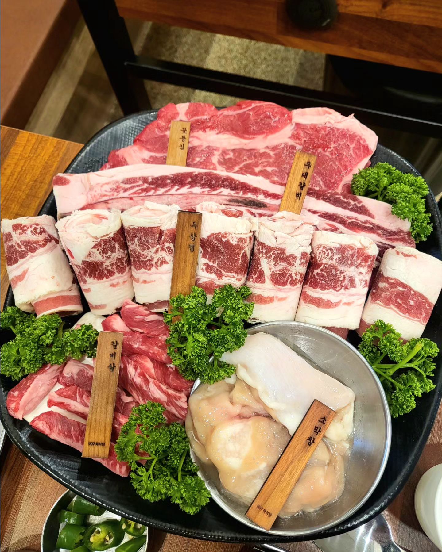 #친구들과함께❤️
오랜만에 소고기🥩
다들 배고파서 폭풍 흡입 :)
#육회는 #서비스 #맛나다

#907육식당안산중앙점 #소한마리
#고기는사랑입니다