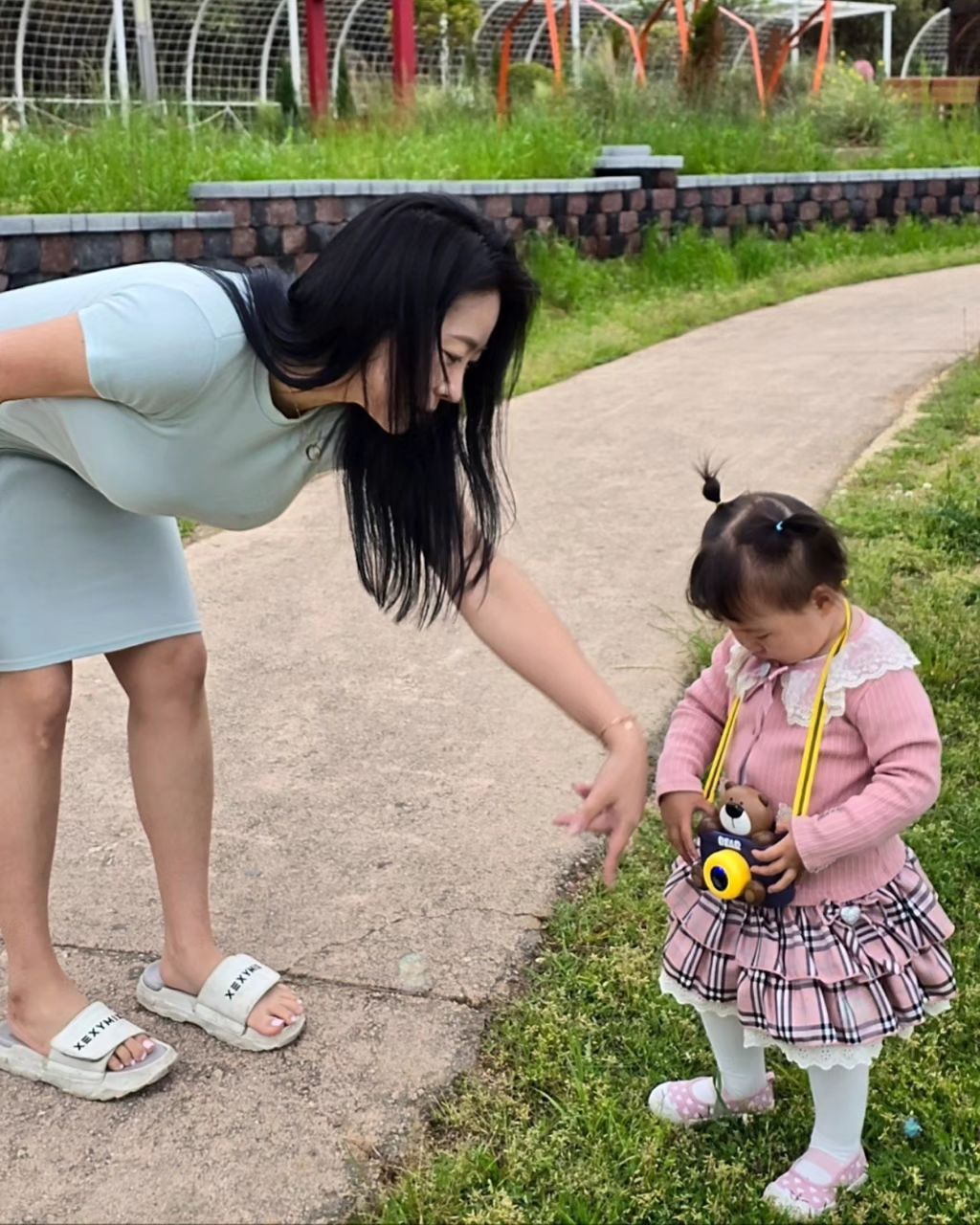 #20240430 #고모랑조카 
공룡 좋아하는 째아를 위해 고모가 간절곶을 또 데려가줘따
고모가 예전에 사줬던 예쁜꼬까옷을 입고 ( 커서 못입고 있었는데 이제찰떡 🩷 )
고모가 남포동에서 맛있다는 김밥도 사와서 돗자리깔고 너무 맛있게 냠냠 
비눗방울에 신이난 고모어린이 🤣🤣
어제 하루도 신나게 잘 보낸 우리째아 💕

#딸스타그램