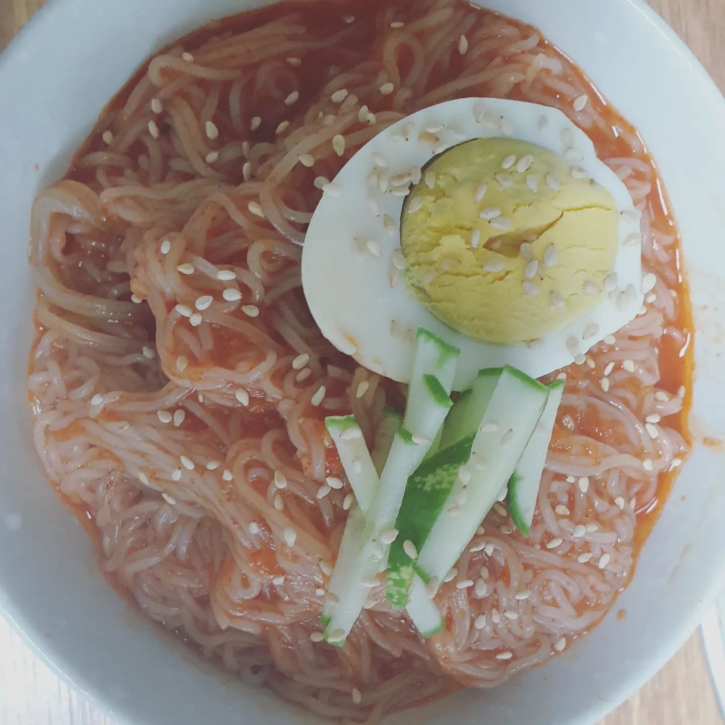 머리부터 발끝까지 핫 이슈!
아니죠.
핫이슈샵의 별미 물냉면과 비빔냉면이네요.
체험단으로 받아먹은지 일주일전인거같은데
이제서야 후기를 쓰네요.

핫이슈 비빔냉면은 제가 맛보았는데요.
면자체가 2인분같은 1인분이었어요.
양이 어찌나 많은지 다먹고나니까 무지 배부르더라구요.

핫이슈 비빔냉면 양념장도 딱 적당히 매콤하고 새콤하더라구요.

그리고 핫이슈 물냉면은 우리신랑이 먹겠다고해서 얼음 동동 띄어서 주었네요.
역시 양이 2인분같은 1인분이어서 큰아들이
좀 달라고해서 주니 큰아들도 시원하고 맛있다며 잘먹었네요^^

#핫이슈샵 #핫이슈물냉면 #핫이슈비빔냉면 
#핫이슈물냉면밀키트 #핫이슈비빔냉면밀키트

hotissueshop_official