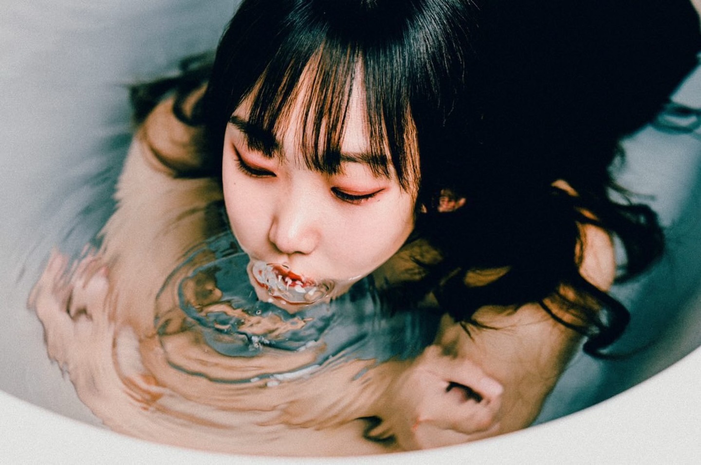 🫧 24년 첫 게시글 🫧
#욕조 #욕조촬영문의 🛁

저는 원래 물을 시러하는데
촬영하면서 0.1프로 친해진듯해여

꼬르륵🚿

#욕조샷 #욕조놀이 #욕조촬영스튜디오 #욕조촬영컨셉👍 #컨셉촬영 #컨셉사진 #스냅사진 #스냅촬영 #일반인촬영 #일반인스냅 #일반인프로필 #수영 #물놀이 #반신욕기 #반신욕조