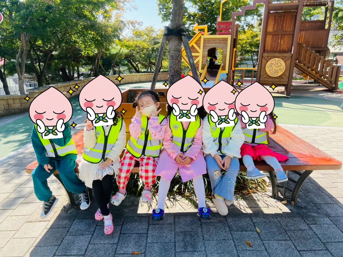 오랜만에 두찌의 등원🙊

어제 대구도착해서 집오자마자
내일은 꼭 어린이집 갈거라는 하은이👧👧

고맙다 엄마가 하은아🥹

그래서 그런지 등원 발걸음이 가볍더라구요
제 발걸음도 가볍구요😁

"어서어서 가세요🏃‍♀️🏃‍♀️"

오늘 선생님께서 하은이 사진들을 
예쁘게 찍어주셔서 기록삼아 올려용💕

넘 귀욥자나요...🙊

# 고모집 안가고 엄마랑 있을거래요
# 아니 괜찮은데^^.... 
# 이번주도 어쨋든 함께 
# 열심히 놀고, 열심히 돈벌쟈

#남매 #딸 #딸맘 #아들맘 #남매맘 #대구맘 #육아기록 #육아그램 #너의하루 #내보물