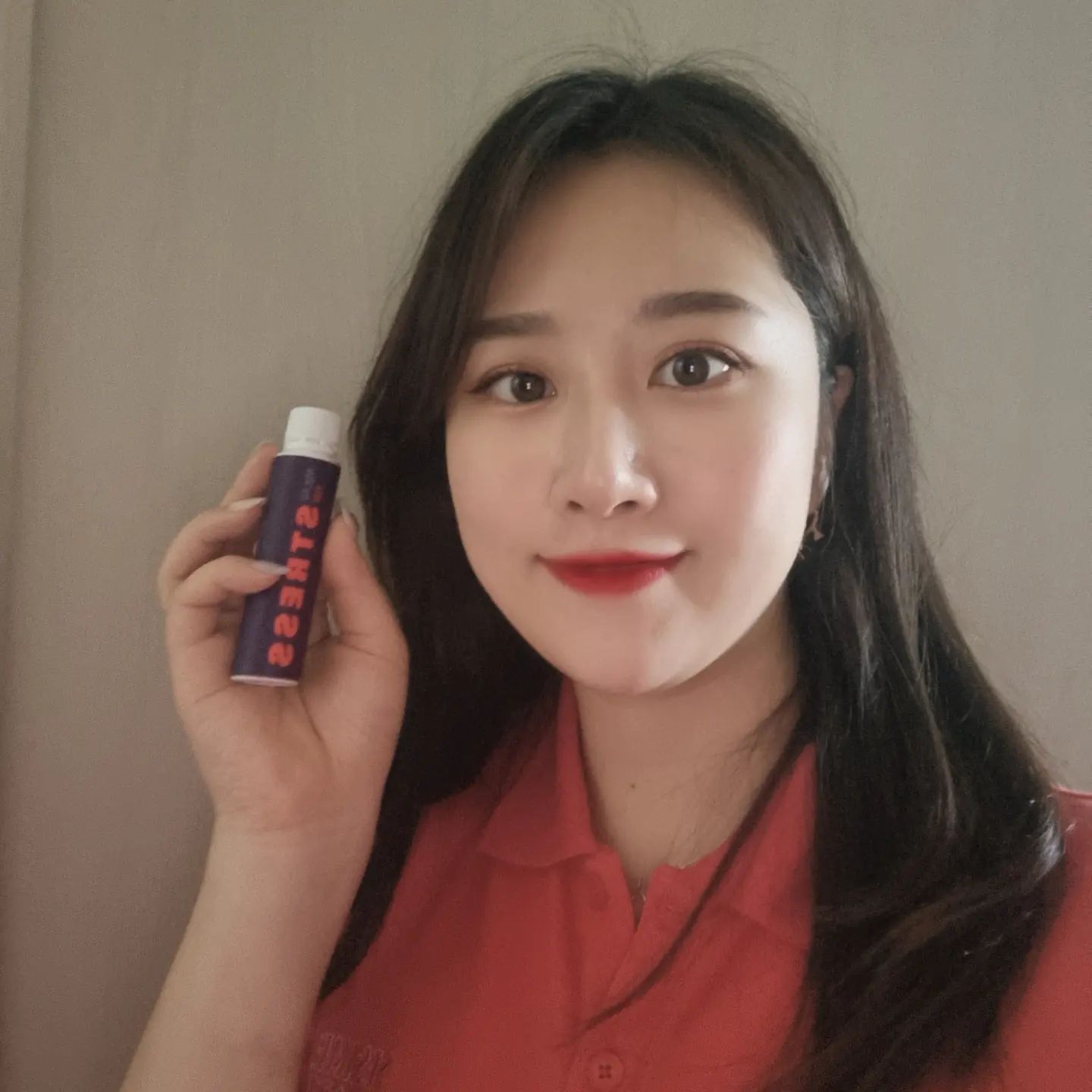 #광고 mglab.official 흡수 빠른 액상 타입 글루콘산 마그네슘이고 섭취하기 편한 앰플 타입으로 흡수율 UP! 💗💗
우리 몸에 꼭 필요한 영양소, 마그네슘! 하루 한 병으로 부족한 마그네슘을 간편하게 충전할 수 있어서 좋아요 특히 스트레스로 인한 피로 개선에 도움을 줄 수 있는 ‘홍경천추출물’ 함유해서 일일 섭취량 20mg을 꽉 채워 스트레스로 인한 피로도 날려줘요! 🧚‍♀️💗
 상큼한 허니 자몽맛으로 맛있게!먹을수있구 앰플 그대로 섭취해도 되고 물, 탄산수 등 음료와 섞어서 언제 어디서나 섭취 가능해서 편해요 올리브영 온/오프라인에서 모두 만나 볼 수 있어요~⭐️⭐️

기능성 원료 홍경천추출물의 인체적용시험결과,

1)  야근으로 인한 피로도 감소 확인
2)  스트레스 호르몬 코티솔 감소 확인
3)  수험생의 정신적 피로도 감소 확인

그러니까 하루 한병만 마셔도 활력 충전! (일일 권장량 모두 충족)

: 활력비타민 B군 3종(B1, B2, B6)과 정상적인 면역 기능을 위한 아연 100% 충족* (*1일 영양성분 기준치 대비)

  이런 분들께 추천!

-  업무과다로 인한 스트레스로 피곤하신 분
-  아침에 일어날 때 스트레스로 인해 피로함을 많이 느끼시는 분
-  학업 스트레스로 인한 피로개선이 필요하신 분
-  마그네슘 부족이 염려되어 보충을 원하시는 분
-  신경과 근육기능 유지에 도움이 필요하신 분

 #동화약품 #마그랩 #포스트레스 #스트레스 #마그네슘 #액상마그네슘 #마시는마그네슘 #건강기능식품 #건기식