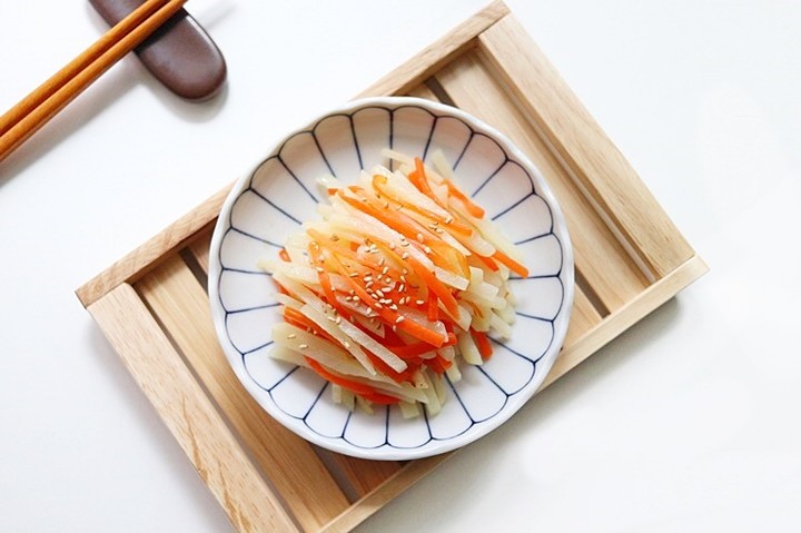 #협찬 #광고

제주자연농장 제주감자로 만든 감차채볶음이에요.
맛있는 제주감자에 당근도 살짝 넣고 볶아냈어요.
제주감자 / 제주탐나감자는 제주농업기술원에서 개발한 신품종으로 
천연미네랄 무농약감자에요.
제주감자는 왕, 특, 대 혼합 5kg으로 가정에서 즐기기 딱 좋은 사이즈이에요.
그리고, 
상큼달콤하니 맛있는 제주한라봉도 함께!
감귤재배의 최적인 제주에서 해풍을 맞아 더 싱싱하고 천연 미네랄을 주면서 재배해 알찬 과육과 함께 달고 깊은 맛을 자랑하는 제주자연농장 한라봉이에요.
제주자연농장에서는 무왁스코팅으로 자연 착색 + 무세척으로 갓 따온 싱싱함이 그대로 담겨있어요.

자연자연농장에서 만나본 제주감자 + 제주한라봉 아주 제대로 제주의 향기를 만났어요.
맛있음 가득 제주자연농장에서는 제주감자, 제주한라봉 외에도
자연산고사리, 제주당근, 제주레드비트, 월동 무도 지금 판매 중이니 한번 들러보세요.

jejunature_farm

https://jejunaturefarm.com/

#맛있는수다 
#제주감자 
#제주한라봉 
#제주자연농장 
#집반찬 
#반찬 
#집밥 
#감자채볶음 
#감자요리
#일상 
#밥먹자 
#일상집밥