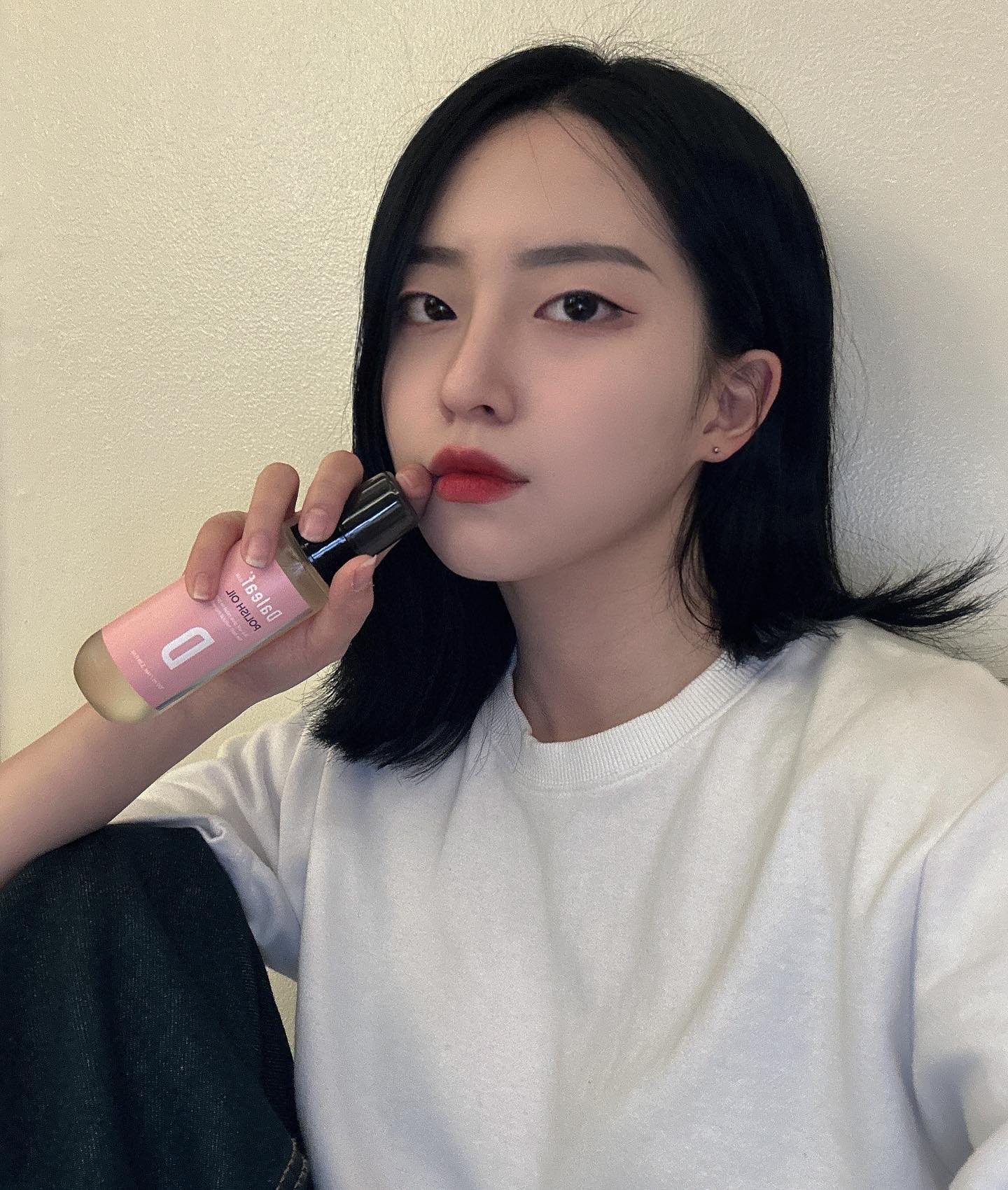 단발로 자르고 블랙으로 염색한 쑤시에오

태슬컷을 하면 웨트 스타일링을 꼭 ! 꼭 ! 해보고 싶었는데 저 김똥손^_^ 달리프에게 또 한 번 도움을 받았습니다💕

달리프 글램  폴리쉬 오일은 
식물성 오일이 99%나 함유되어 있어서 모발 손상 보호를하면서~ 웨트 스타일링까지 가능해요 ! 
그냥 손에 짜서 슥슥 발라주면 스타일링이 끝나서 완전 쉬움 👻

태슬컷으로 자르고 염색에 맨날 고데기까지 하니까 
고데기냐... 머리 손상이냐... 둘 중에 하나는 포기를 해야 했는데 ! 이제 그럴 필요가 없어서 넘 조타 ^_^

#달리프#폴리쉬오일#웨트스타일링#레이어드컷#허쉬컷#올리브영폴리쉬오일#헤어에센스#헤어스타일링#올리브영
