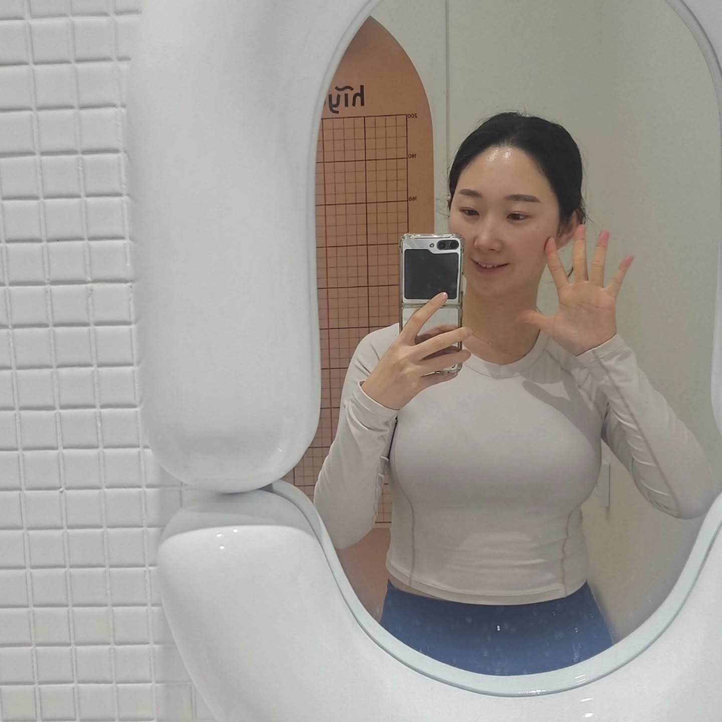 직장인 요가 도전기 1회
다들 새해 운동 목표 있나요?!?!🤔

새해에는 새로운 운동 도저언🧘‍♀️

생각보다 너무 못해서 충격
역시 웨이트와 스트레칭의 밸런스가 중요하다고 느꼈다.

라운드 숄더 있으면 뒤로 말리는 동작이 많은 하타요가가
너무 힘들지만 나에게 잘 맞는듯 하다

1월 사진 촬영을 위해서
다이어트와 요가&필라 다시 열심히 하즈아😊

춥지만 운동하러 열심히 가자

#하타요가 #유연성기르기
#운동하는회사원 #운동하는연구원
#요가수련 #새해운동

#99프로