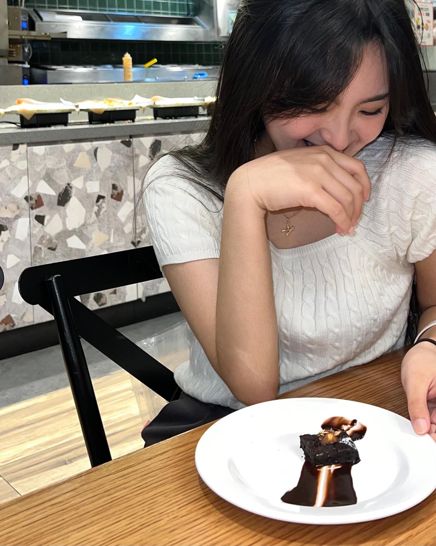 저의 진짜 스물을 사랑 가득하고 온통 행복하게 보낼 수 있게 해주신 모두들 다시 한 번 감사드리와요 ,, 💗
매 년 넘치게 사랑받고 있음을 느끼고 좋은 사람들이 곁에 많음에 감사함을 다시금 깨닫는 #0508 🎂

올해도 덕분에 진심으로 행복!!!!!!!!
#happybirthday
#joyeuxanniversaire 
🤍🤍🤍🤍🤍🤍🤍😚