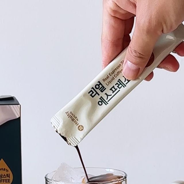 우렁C / 홈쿡 . 홈카페 . 홈바 on Instagram: "#제품제공 맥널티의 액상에스프레소 샷으로 홈카페, 오피스카페 간편하고 깊게 즐겨보세요~ 출근 전과 회사에서 점심 후 커피는 선택 아닌 필