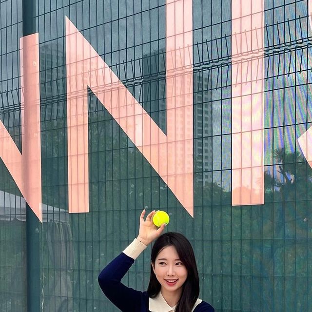 𝕁𝕚 𝕪𝕠𝕦𝕟𝕘 ᙏ̤̫ on Instagram: "#광고 날씨 덕분에 기분이 좋아지는 가을 테니스! @plabel_official 에서 예쁜 골프웨어 를 보내주셨는데 2시간 게임하면서 골프 옷인지 까먹었…🫢 그만