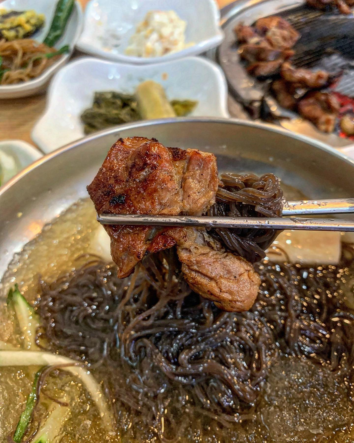 #오가네 #여수오가네 

✔️궁중양념갈비3인분
✔️비빔냉면
✔️물냉면

오늘은 여수백반맛집 오가네에
다녀왔습니다 !!

소갈비살 부터 궁중양념갈비까지
내 서타일 여기 다 모였넹 ~~ ><
서비스로 나오는 계란찜 , 된장국
계란찜에 야채가 아낌없이
들어갔더라구요 식감이 너무 좋았어용 !

초벌구이가 된 갈비가 나왔어요
목살임에도 완전 부드러웠던 고기
사장님이 잘 탄다고 자주 뒤집어 주라고 하셨어요
양념은 잘 타니께 😅
열심히 뒤적거리며 구웠습니당

고기 시키면서 냉면도 같이 시켰습니다 전 원래 물비빔면을 좋아하거든요
물냉면 시켜서 비빔장 넣어먹으면
그렇게 꿀맛일 수가 없어효 👍

근데 이 날은 물냉의 맛을 느끼고 싶어서 장은 따로 안넣었어요
완전 시원깔끔하니 맛있었어요 ㅜㅜ

쌈으로도 먹꼬 ~
고기가 증맬루 저세상 부드러움
여수백반맛집 오가네는 양념갈비 초벌을 구우시는게 아니라
밥솥에 찌시는거 같았어요
그래서 그런지 더더 부드럽고 잡내도 하나 안났어요 ‼️

고기굽는 매장치고는 너무너무 깔끔했어요 완전 깔끔 !!
여수백반맛집 이지만 양념갈비 맛집이기도 한
오가네 가셔서 식사 한끼 어떠신가요 ?.?

#돼지갈비 #돼지갈비맛집 #여수백반 #소갈비 #소갈비맛집